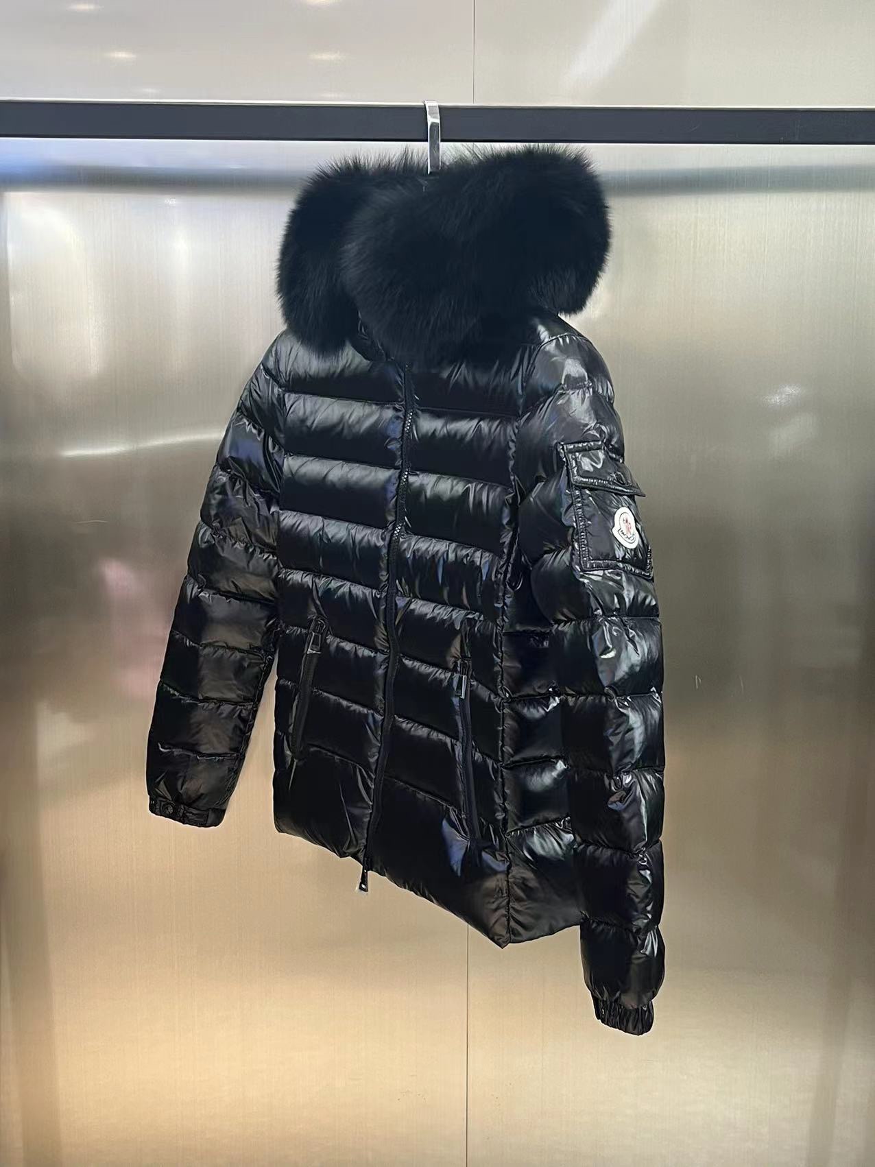 High-end Guangzhou Moncler Badyfur women's hooded down jacket with removable fox fur trim. 90% goose down, lightweight, warm, and stylish.-Big cat
