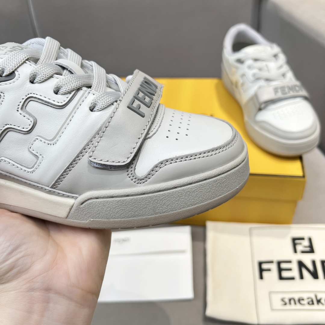Fendi Fendi芬迪2025新春找 板鞋休闲运动鞋 FD match 购入 设计师Kim Jones打造的首款运动鞋fendi match 和驴牌的Trainer篮球运动鞋 新鲜血液注入加FF 的设计 超 百搭 鞋面采用麂皮和皮革拼接组合 侧面凸起的双F logo内里采用毛巾绒里 上脚 柔软 轻便 舒适搭配卫衣 建议一手一双 码数