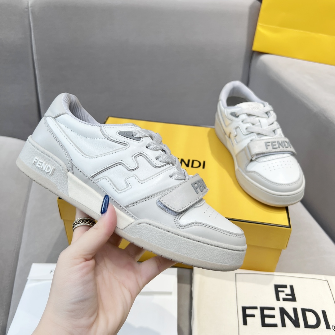 Fendi Fendi芬迪2025新春找 板鞋休闲运动鞋 FD match 购入 设计师Kim Jones打造的首款运动鞋fendi match 和驴牌的Trainer篮球运动鞋 新鲜血液注入加FF 的设计 超 百搭 鞋面采用麂皮和皮革拼接组合 侧面凸起的双F logo内里采用毛巾绒里 上脚 柔软 轻便 舒适搭配卫衣 建议一手一双 码数