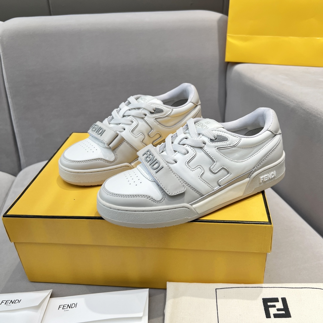 Fendi Fendi芬迪2025新春找 板鞋休闲运动鞋 FD match 购入 设计师Kim Jones打造的首款运动鞋fendi match 和驴牌的Trainer篮球运动鞋 新鲜血液注入加FF 的设计 超 百搭 鞋面采用麂皮和皮革拼接组合 侧面凸起的双F logo内里采用毛巾绒里 上脚 柔软 轻便 舒适搭配卫衣 建议一手一双 码数