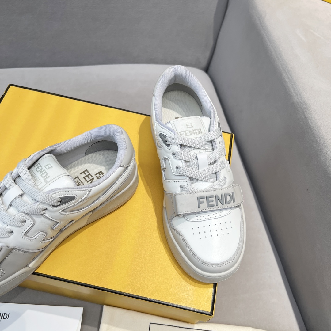Fendi Fendi芬迪2025新春找 板鞋休闲运动鞋 FD match 购入 设计师Kim Jones打造的首款运动鞋fendi match 和驴牌的Trainer篮球运动鞋 新鲜血液注入加FF 的设计 超 百搭 鞋面采用麂皮和皮革拼接组合 侧面凸起的双F logo内里采用毛巾绒里 上脚 柔软 轻便 舒适搭配卫衣 建议一手一双 码数
