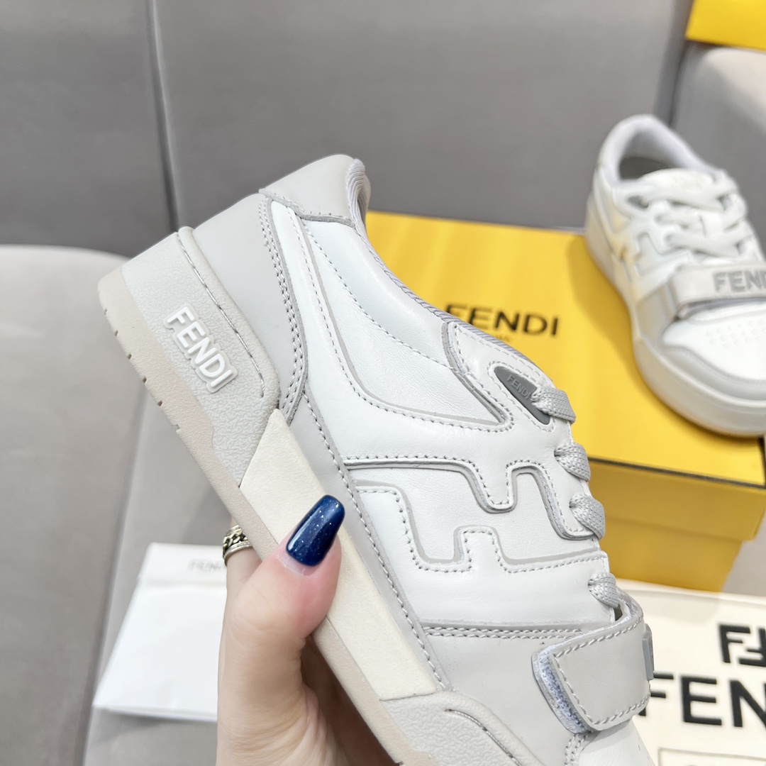 Fendi Fendi芬迪2025新春找 板鞋休闲运动鞋 FD match 购入 设计师Kim Jones打造的首款运动鞋fendi match 和驴牌的Trainer篮球运动鞋 新鲜血液注入加FF 的设计 超 百搭 鞋面采用麂皮和皮革拼接组合 侧面凸起的双F logo内里采用毛巾绒里 上脚 柔软 轻便 舒适搭配卫衣 建议一手一双 码数