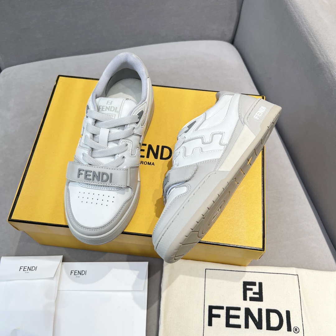 Fendi Fendi芬迪2025新春找 板鞋休闲运动鞋 FD match 购入 设计师Kim Jones打造的首款运动鞋fendi match 和驴牌的Trainer篮球运动鞋 新鲜血液注入加FF 的设计 超 百搭 鞋面采用麂皮和皮革拼接组合 侧面凸起的双F logo内里采用毛巾绒里 上脚 柔软 轻便 舒适搭配卫衣 建议一手一双 码数