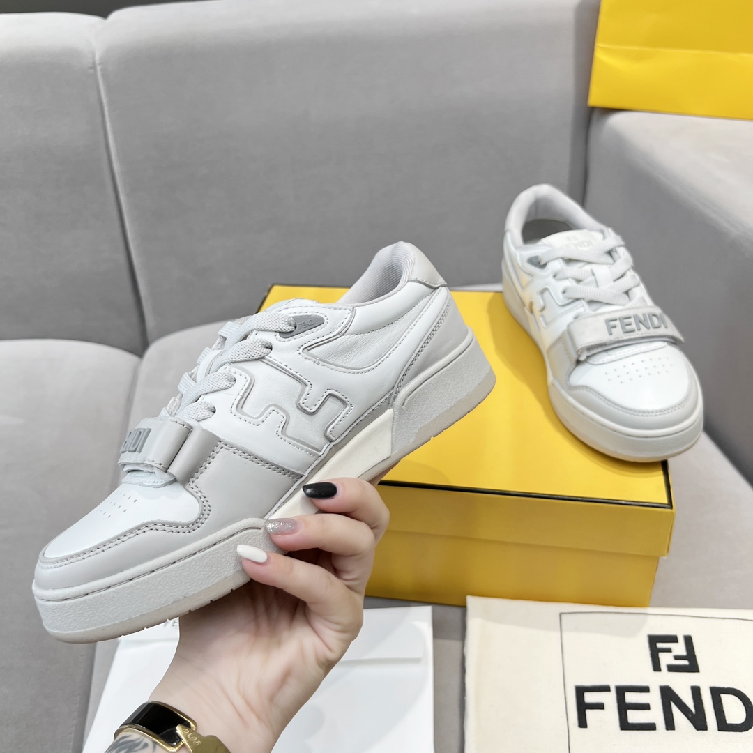 Fendi Fendi芬迪2025新春找 板鞋休闲运动鞋 FD match 购入 设计师Kim Jones打造的首款运动鞋fendi match 和驴牌的Trainer篮球运动鞋 新鲜血液注入加FF 的设计 超 百搭 鞋面采用麂皮和皮革拼接组合 侧面凸起的双F logo内里采用毛巾绒里 上脚 柔软 轻便 舒适搭配卫衣 建议一手一双 码数