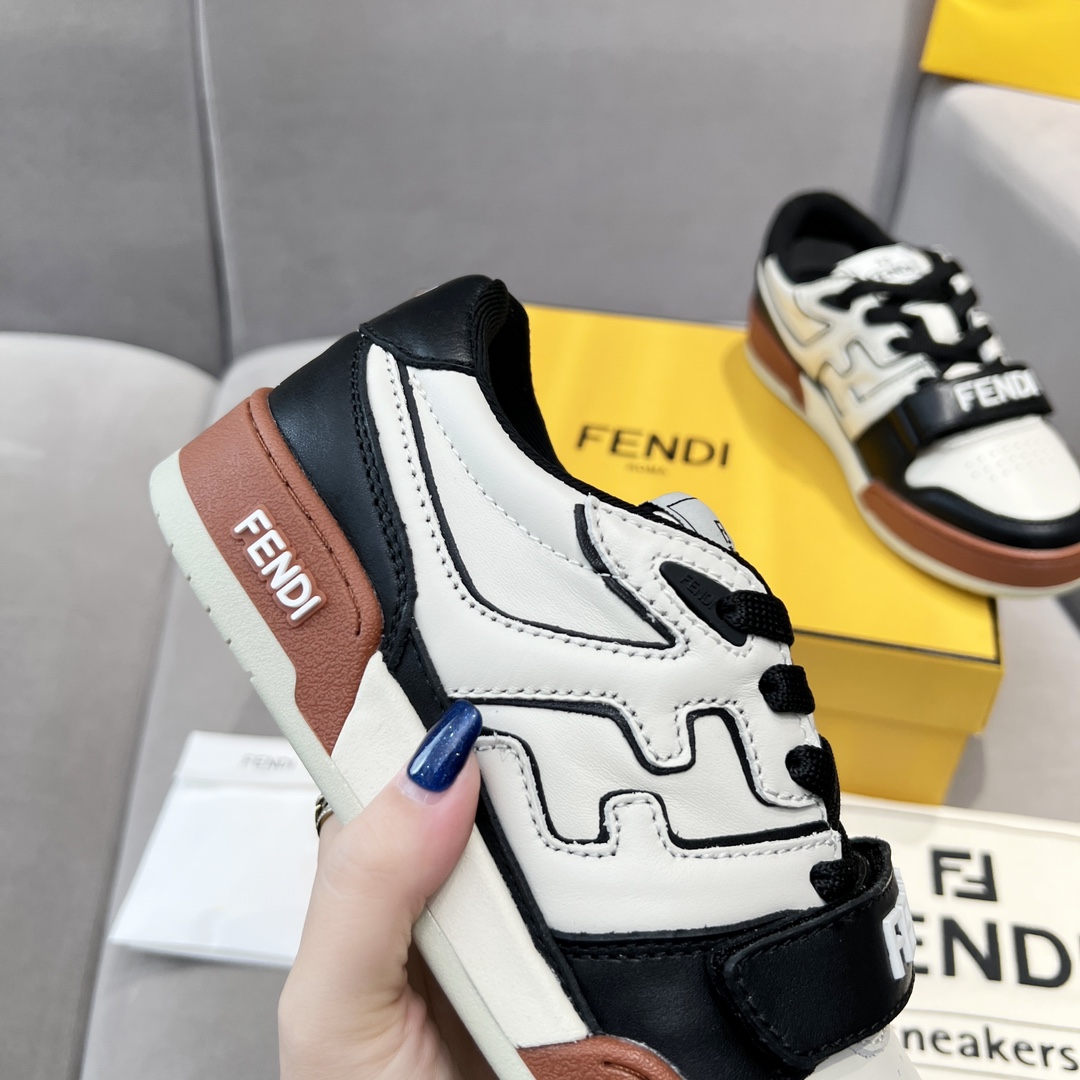 Fendi Fendi芬迪2025新春找 板鞋休闲运动鞋 FD match 购入 设计师Kim Jones打造的首款运动鞋fendi match 和驴牌的Trainer篮球运动鞋 新鲜血液注入加FF 的设计 超 百搭 鞋面采用麂皮和皮革拼接组合 侧面凸起的双F logo内里采用毛巾绒里 上脚 柔软 轻便 舒适搭配卫衣 建议一手一双 码数