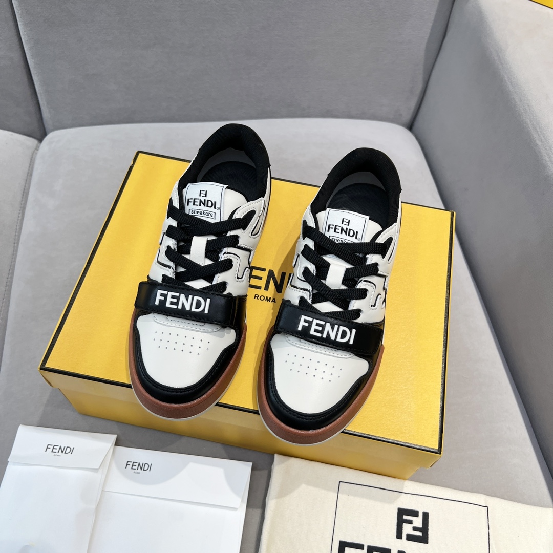 Fendi Fendi芬迪2025新春找 板鞋休闲运动鞋 FD match 购入 设计师Kim Jones打造的首款运动鞋fendi match 和驴牌的Trainer篮球运动鞋 新鲜血液注入加FF 的设计 超 百搭 鞋面采用麂皮和皮革拼接组合 侧面凸起的双F logo内里采用毛巾绒里 上脚 柔软 轻便 舒适搭配卫衣 建议一手一双 码数