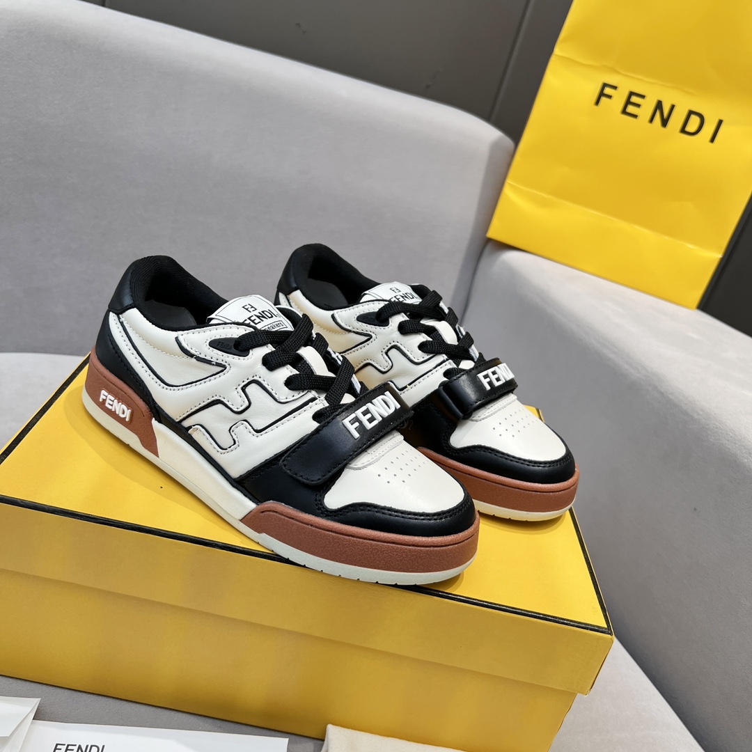 Fendi Fendi芬迪2025新春找 板鞋休闲运动鞋 FD match 购入 设计师Kim Jones打造的首款运动鞋fendi match 和驴牌的Trainer篮球运动鞋 新鲜血液注入加FF 的设计 超 百搭 鞋面采用麂皮和皮革拼接组合 侧面凸起的双F logo内里采用毛巾绒里 上脚 柔软 轻便 舒适搭配卫衣 建议一手一双 码数