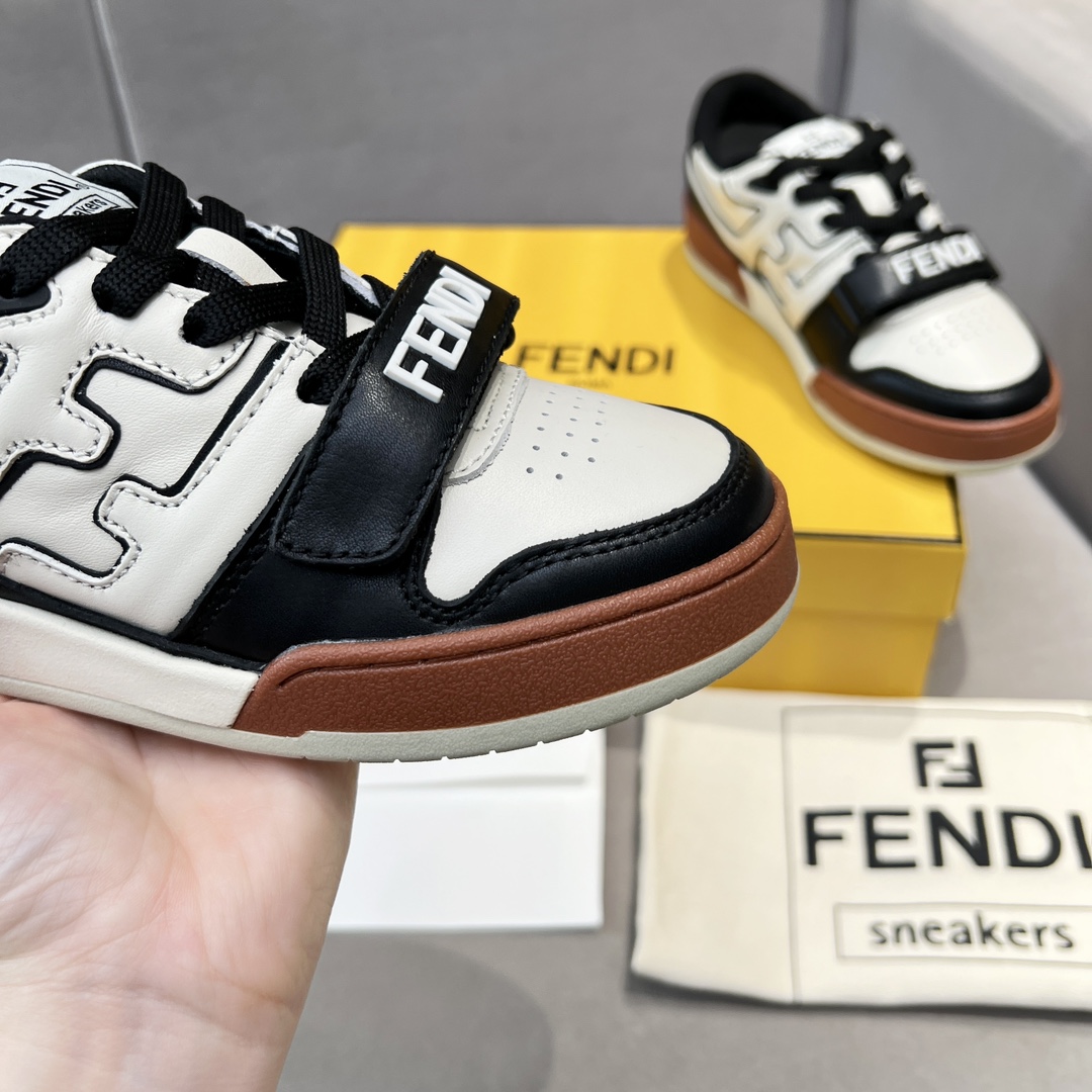 Fendi Fendi芬迪2025新春找 板鞋休闲运动鞋 FD match 购入 设计师Kim Jones打造的首款运动鞋fendi match 和驴牌的Trainer篮球运动鞋 新鲜血液注入加FF 的设计 超 百搭 鞋面采用麂皮和皮革拼接组合 侧面凸起的双F logo内里采用毛巾绒里 上脚 柔软 轻便 舒适搭配卫衣 建议一手一双 码数