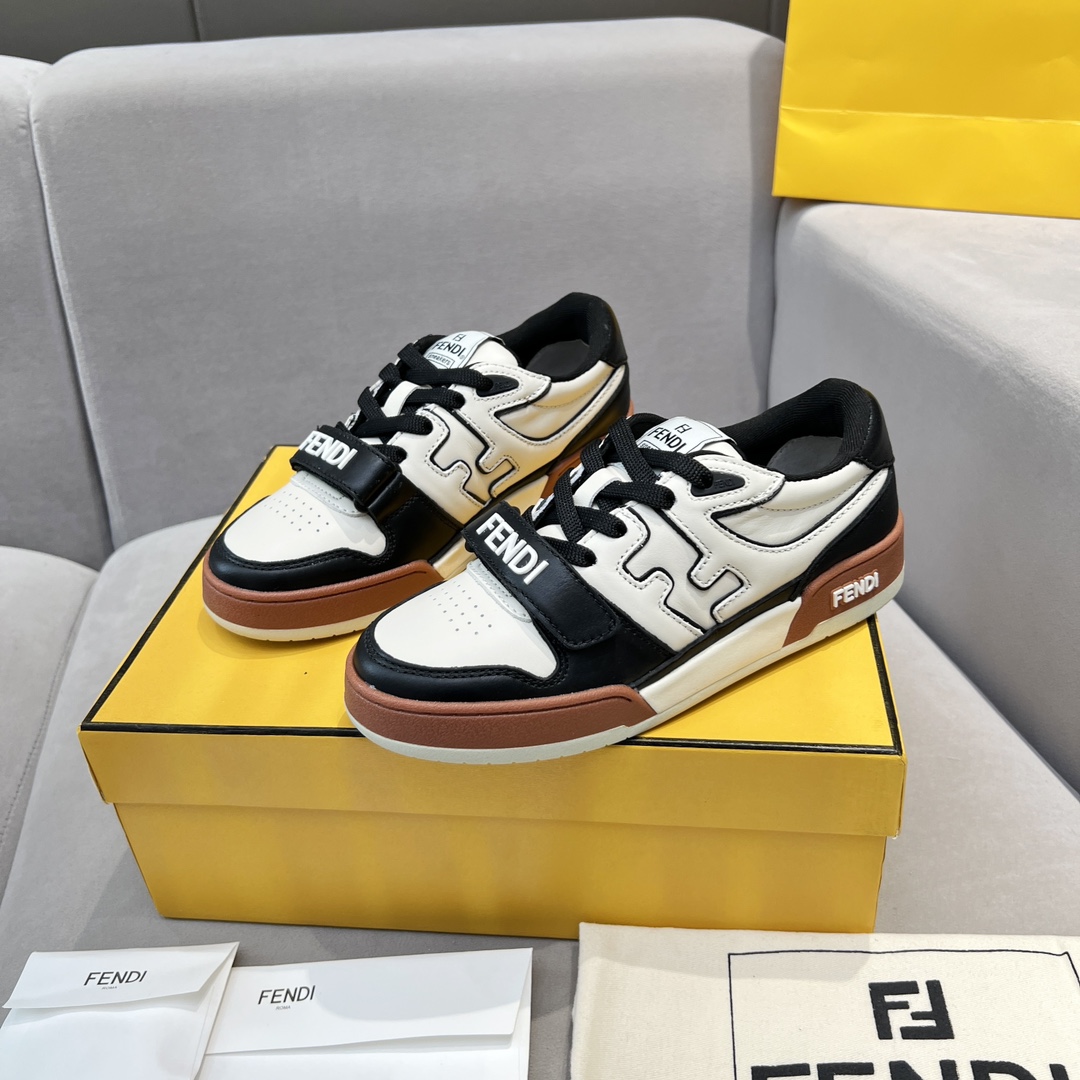 Fendi Fendi芬迪2025新春找 板鞋休闲运动鞋 FD match 购入 设计师Kim Jones打造的首款运动鞋fendi match 和驴牌的Trainer篮球运动鞋 新鲜血液注入加FF 的设计 超 百搭 鞋面采用麂皮和皮革拼接组合 侧面凸起的双F logo内里采用毛巾绒里 上脚 柔软 轻便 舒适搭配卫衣 建议一手一双 码数