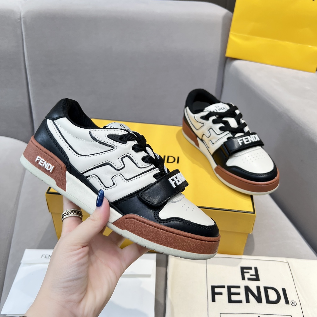 Fendi Fendi芬迪2025新春找 板鞋休闲运动鞋 FD match 购入 设计师Kim Jones打造的首款运动鞋fendi match 和驴牌的Trainer篮球运动鞋 新鲜血液注入加FF 的设计 超 百搭 鞋面采用麂皮和皮革拼接组合 侧面凸起的双F logo内里采用毛巾绒里 上脚 柔软 轻便 舒适搭配卫衣 建议一手一双 码数