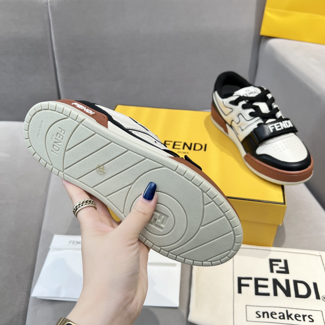 Fendi Fendi芬迪2025新春找 板鞋休闲运动鞋 FD match 购入 设计师Kim Jones打造的首款运动鞋fendi match 和驴牌的Trainer篮球运动鞋 新鲜血液注入加FF 的设计 超 百搭 鞋面采用麂皮和皮革拼接组合 侧面凸起的双F logo内里采用毛巾绒里 上脚 柔软 轻便 舒适搭配卫衣 建议一手一双 码数