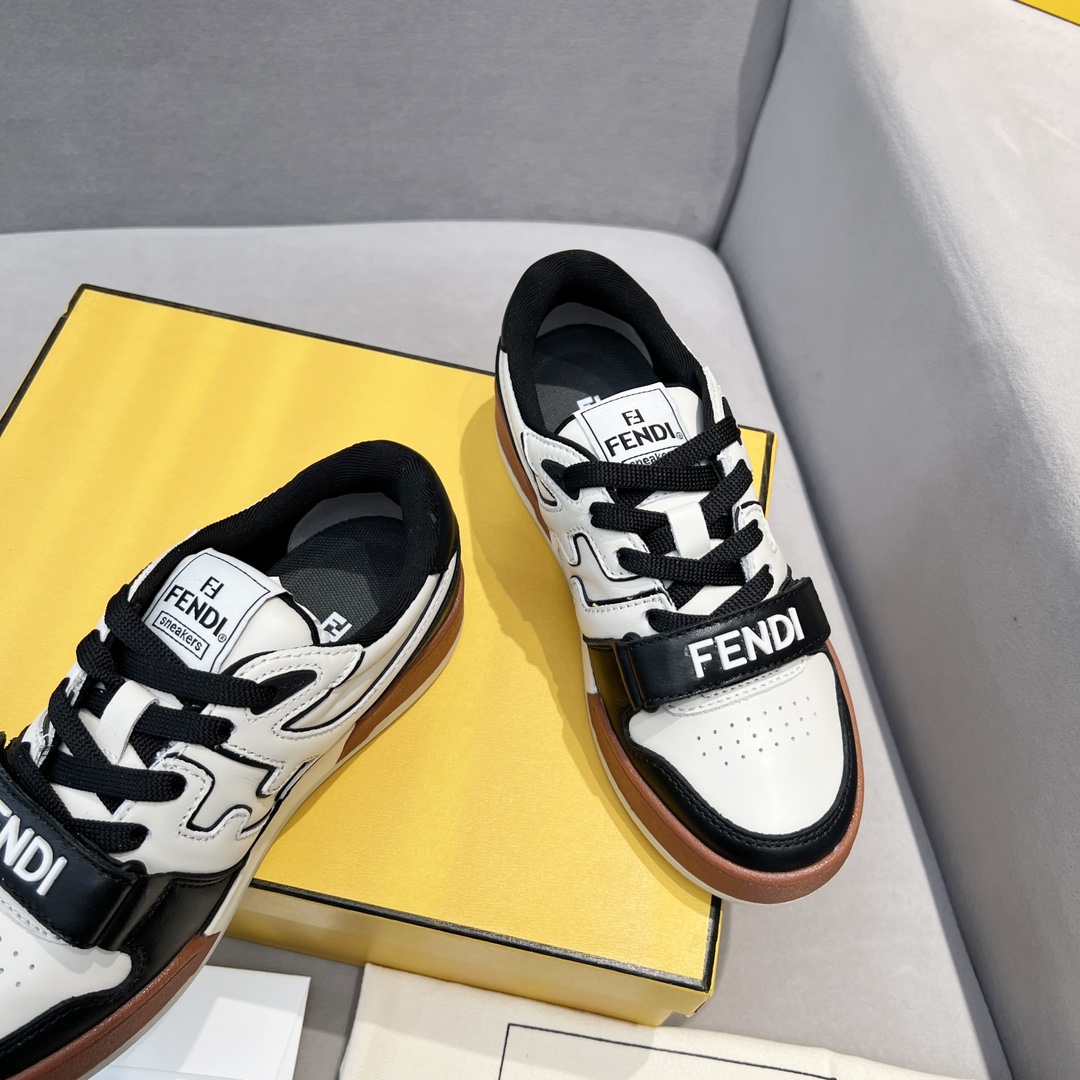 Fendi Fendi芬迪2025新春找 板鞋休闲运动鞋 FD match 购入 设计师Kim Jones打造的首款运动鞋fendi match 和驴牌的Trainer篮球运动鞋 新鲜血液注入加FF 的设计 超 百搭 鞋面采用麂皮和皮革拼接组合 侧面凸起的双F logo内里采用毛巾绒里 上脚 柔软 轻便 舒适搭配卫衣 建议一手一双 码数