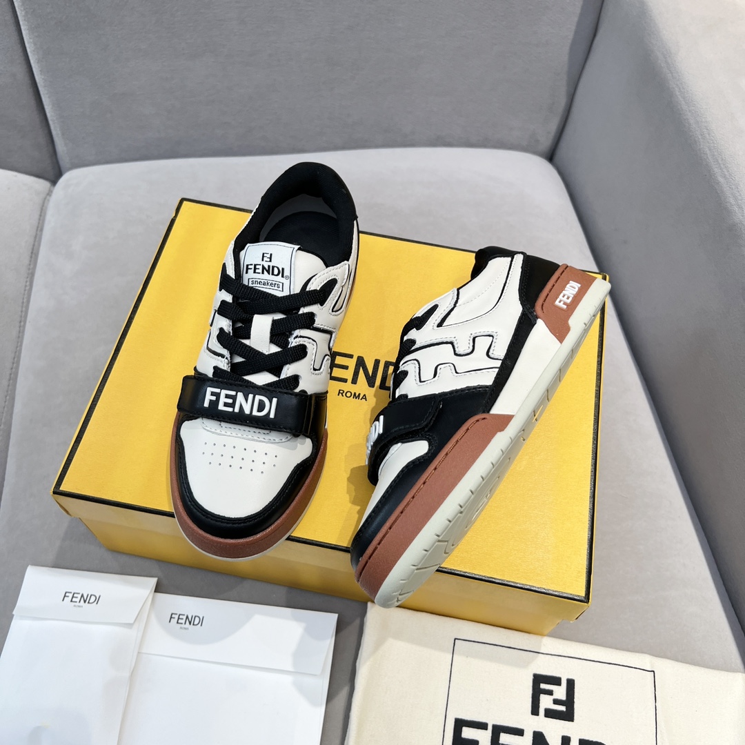 Fendi Fendi芬迪2025新春找 板鞋休闲运动鞋 FD match 购入 设计师Kim Jones打造的首款运动鞋fendi match 和驴牌的Trainer篮球运动鞋 新鲜血液注入加FF 的设计 超 百搭 鞋面采用麂皮和皮革拼接组合 侧面凸起的双F logo内里采用毛巾绒里 上脚 柔软 轻便 舒适搭配卫衣 建议一手一双 码数