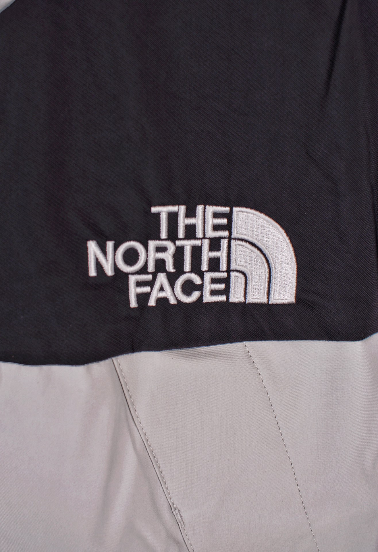 细节图 · · · · CX专供 独家纯原订单 CX专供 独家公司货 CX专供 得物官方订单 【北面】冲锋衣 1990 经典系列!The North Face 北面户外冲锋衣 防水防风GORE-TEX面料 高端原版 采用了高科技GORE-TEX面料防水指数可以达到国际ISO标准90(ISO4)级别 达到荷叶水珠滚动效果 不仅兼具了防风、耐磨、防水和透气等高科技多功能性 双层材质,实穿度极高、挺括的质感也让整体更加简约复古! 胸口的刺绣,采用田岛刺绣机,刺绣的字母和字母之间,是没有任何连线的!它的刺绣线,采用意大利进口丝线,线质细腻顺滑,万针饱满,绣出来的logo凹凸有致,饱满有型! 帽檐采用热熔港宝定型 活,双层“散装”帽檐,虽然是双层的紧密的粘合在一起,有着一片式的挺阔和高级感! 整件衣服注入前卫、文艺的高级风格,🙌🏻既时髦又自带身份徽章!流畅的线条!爽朗的肩线设计,不仅整体流畅,高级耐看,更是将品牌一贯的专业登山装备灵感渗透于现今的时尚街头文化之中,塑造多元化高机能的经典风格LF