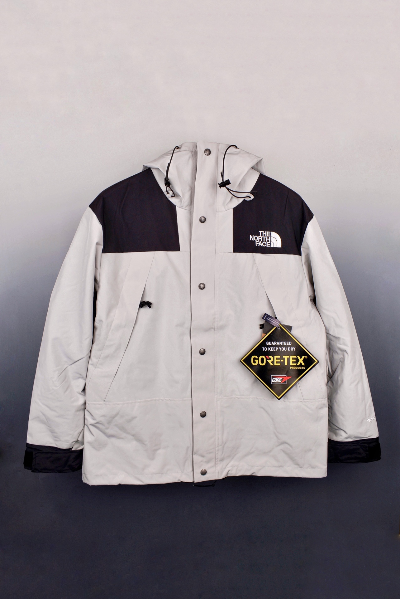 CX专供 独家纯原订单
 CX专供 独家公司货
 CX专供 得物官方订单
【北面】冲锋衣 1990 经典系列！The North Face 北面户外冲锋衣
防水防风GORE-TEX面料 高端原版
采用了高科技GORE-TEX面料防水指数可以达到国际ISO标准90(ISO4)级别
达到荷叶水珠滚动效果 不仅兼具了防风、耐磨、防水和透气等高科技多功能性
双层材质，实穿度极高、挺括的质感也让整体更加简约复古!
胸口的刺绣，采用田岛刺绣机，刺绣的字母和字母之间，是没有任何连线的！它的刺绣线，采用意大利进口丝线，线质细腻顺滑，万针饱满，绣出来的logo凹凸有致，饱满有型！
帽檐采用热熔港宝定型	活，双层“散装”帽檐，虽然是双层的紧密的粘合在一起，有着一片式的挺阔和高级感！
整件衣服注入前卫、文艺的高级风格，🙌🏻既时髦又自带身份徽章！流畅的线条！爽朗的肩线设计，不仅整体流畅，高级耐看，更是将品牌一贯的专业登山装备灵感渗透于现今的时尚街头文化之中，塑造多元化高机能的经典风格LF
码数：XS-XXL
