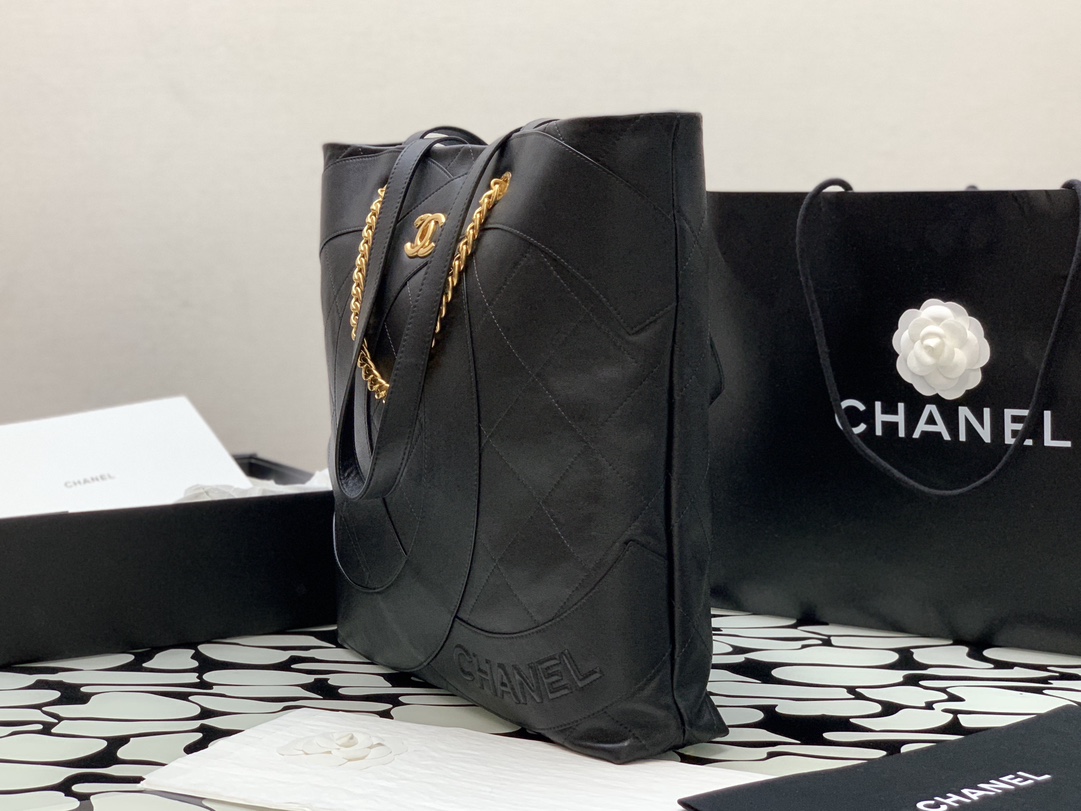 [Chanel Women