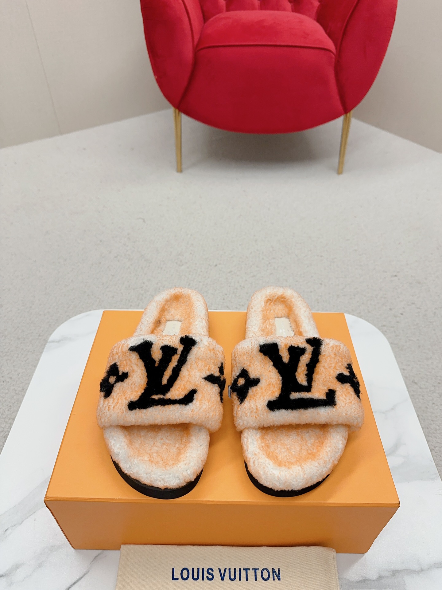 Louis Vuitton 𝙇𝙑 𝙇𝙤𝙪*𝙨 𝙑𝙪𝙞*𝙩𝙤𝙣 𝟐𝟎𝟐𝟑 zapatillas planas cómodas de media fregona peludas con le…