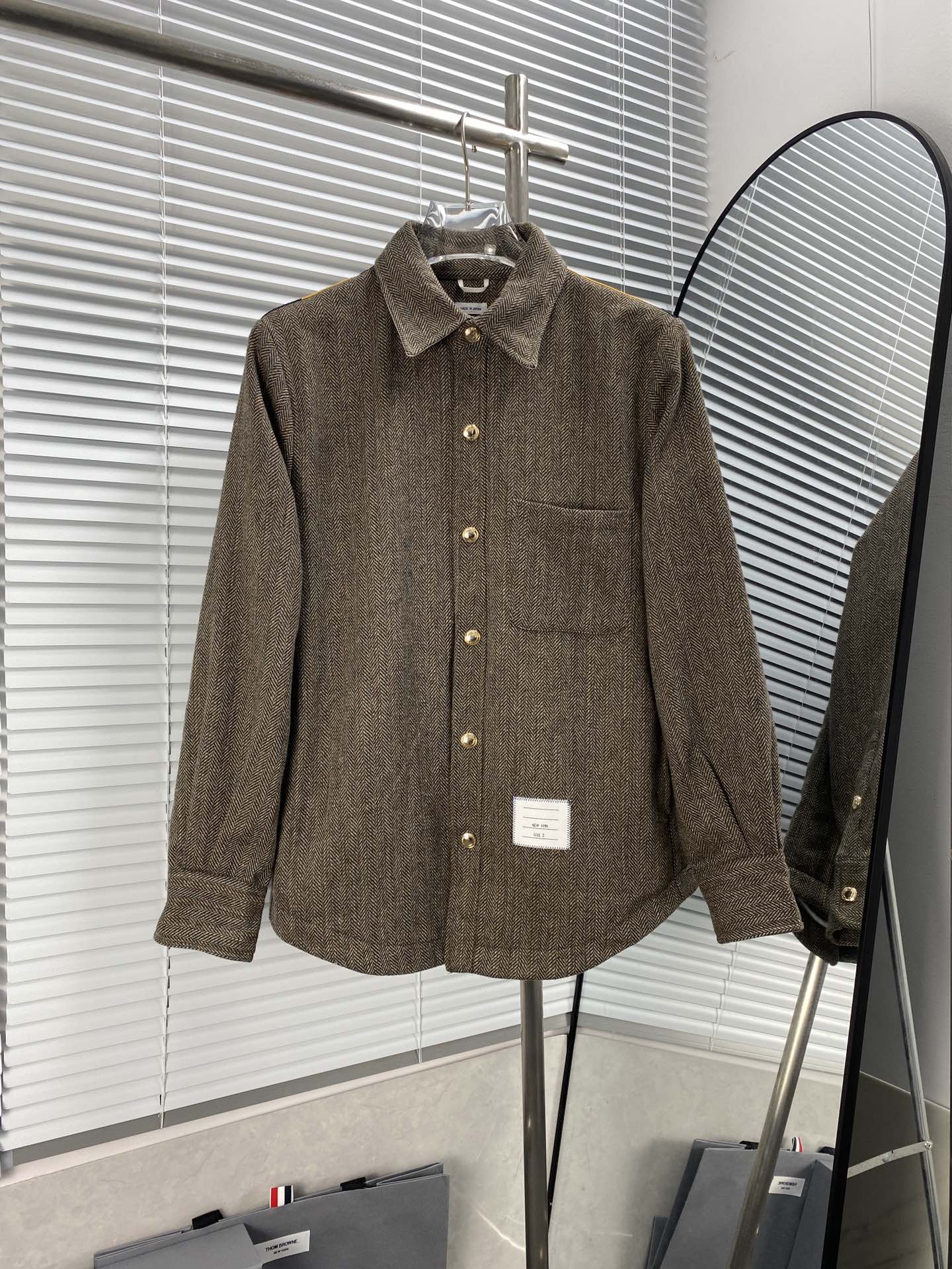 TB Camisa chaqueta con parche de tela de colores en la espalda, tejido de espiga de mezcla de lana tejido a medida, 5/5…