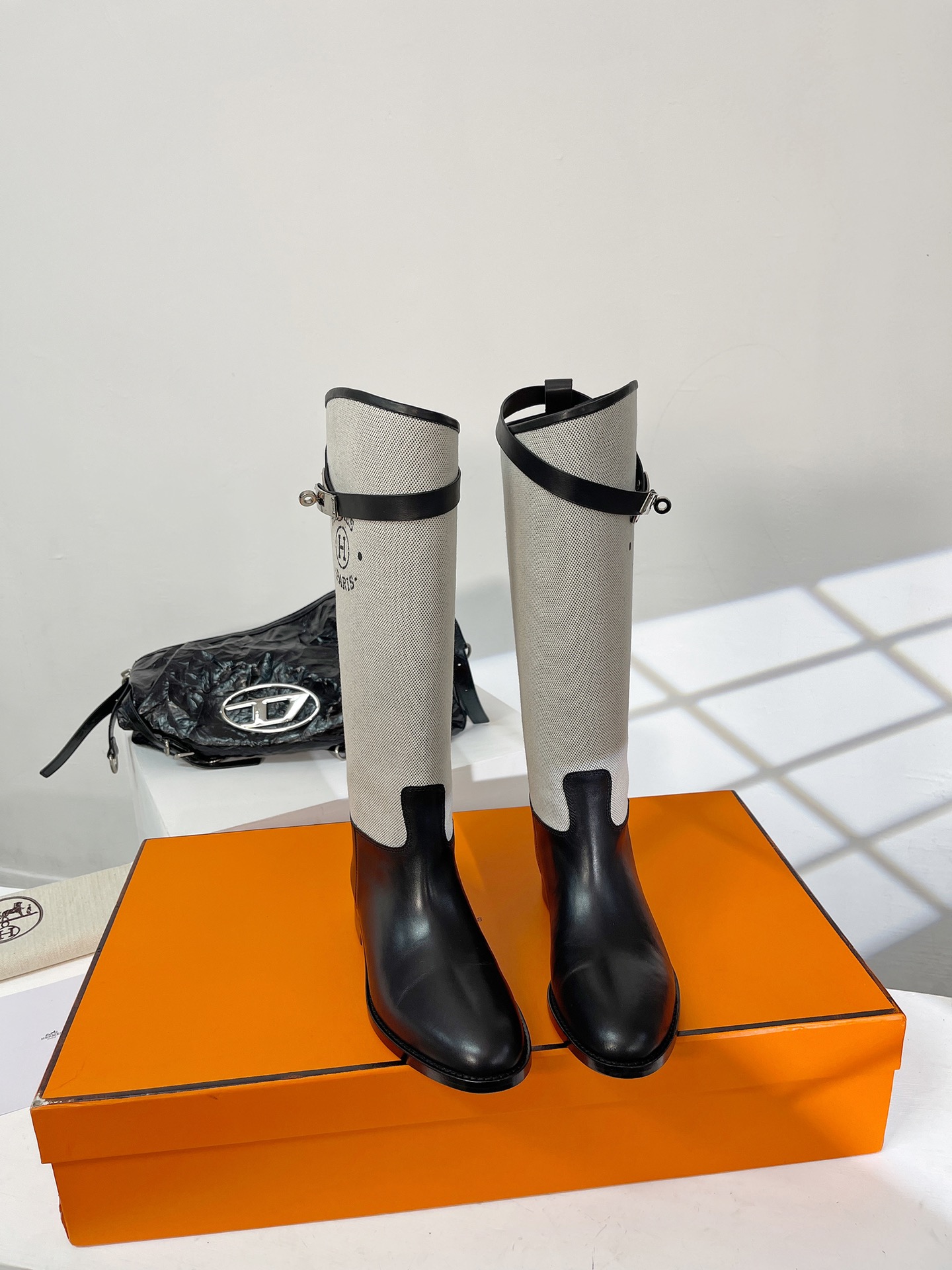 NO:559234,Cowhide, cow cloth, H*ermès’ highest version of Kelly Jumping lock knight boots, a must-have for internet celebrities!  A super heavyweight classic boot. The original replica of the counter is purely handmade and customized. The essence is to make the boot shaft stiff and straight. The upper is made of custom-grade calfskin, and the lining is water-dyed cowhide. The outsole is made of original B genuine leather. The size is 35-39. 40, 41 customization, boots, hermes, boots, cowhide19860909牛皮 牛布 爱马H*ermès最高版Kelly Jumping锁扣骑士靴 网红必备款！超级重磅的一款经典靴. 专柜原版复刻纯手工定制,精髓是靴筒要做挺和做直. 鞋面采用头层定制级别小牛皮 内里水染牛皮里 大底原B真皮底 码数35-39 40、41定制,靴子,hermes,boots,cowhide,Women's Shoes