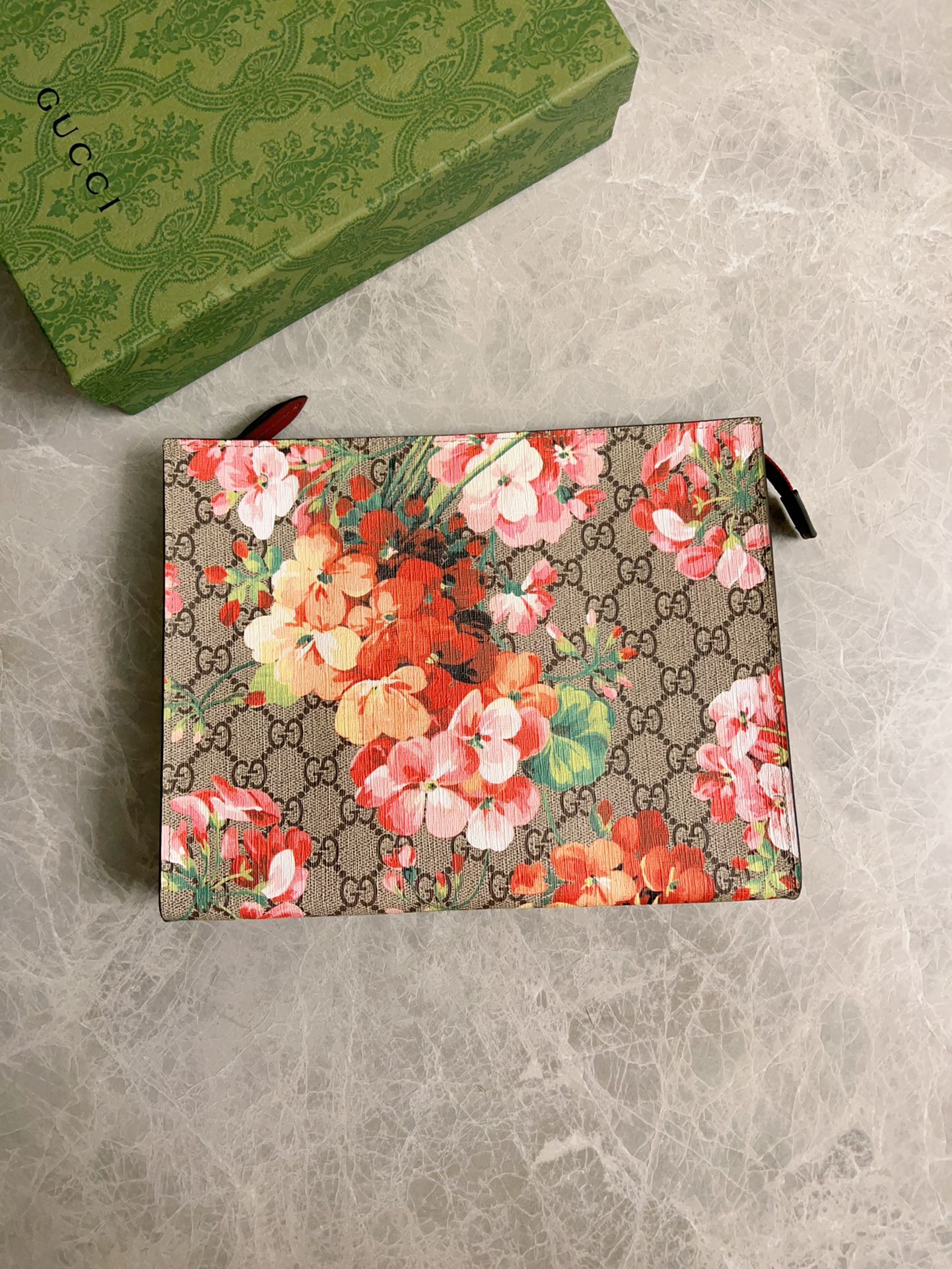 NO:671167,New style coming~Print~Fashion handbag with high-end PVC~Original leather, exquisite workmanship, super large capacity, a must-have item for fashionistas, model 430268, color pink flower - rose red, blue flower - bright red, green flower - black, size width 26x height 20x side 5Cm, Gucci wallet, gucci, wallets19860909新款来袭 ～印花～时尚手包高级Pvc配～原厂皮质,做工精湛,超大容量潮流达人必备单品,型号430268,颜色粉花-玫瑰红,蓝花-大红,绿花-黑,尺寸宽26x高20x侧5Cm,Gucci钱包,gucci,wallets,欧美剧