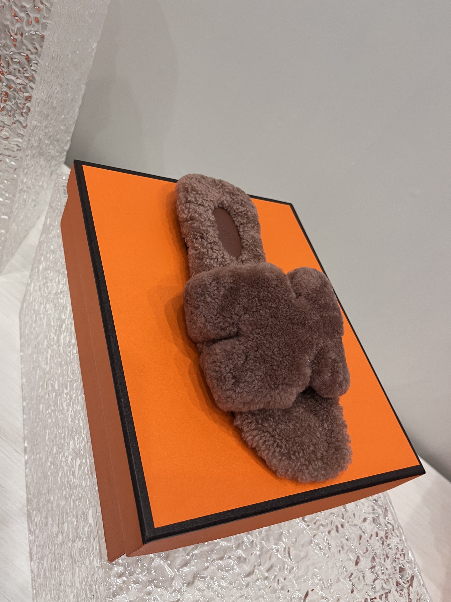 NO:481924,Rubber bottom genuine leather bottom, 25sss Hermes official website and Xiaohongshu are simultaneously on the latest color matching Hermes hits and hits!  Upgraded workmanship, high quality!  The latest fashion trend Teddy wool H-drag autumn and winter H-drag flat bottom hair drag, the top is super versatile and warm bottom, a fur drag recommended by celebrity bloggers!  ① Customized sheepskin and fur in fabric ② Customized sheepskin and fur in the inner lining ③ Customized sheepskin and fur in tiptoe ④ Outsole Italian leather outsole ⑤ Size 35-40 (41.42 custom made without return or exchange), fur shoes and slippers, hermes, hermes, slippers, sheepskin, Leather soles19860909橡胶底 真皮底,25sss Hermes官网、小红书同步最新配色爱马仕爆款火热上线！做工升级版,高品质！ 时尚潮流最新款泰迪羊毛H拖秋冬款H拖平底毛拖,上脚超百搭暖底,明星博主推荐的一款毛毛拖！ ①面料定制羊皮毛一体 ②内里定制羊皮毛一体 ③踮脚定制羊皮毛一体 ④大底意大利真皮大底 ⑤码数35-40（41.42定制不退换）,毛毛鞋拖鞋,hermes,hermes,slippers,sheepskin,Leather soles,Women's Shoes