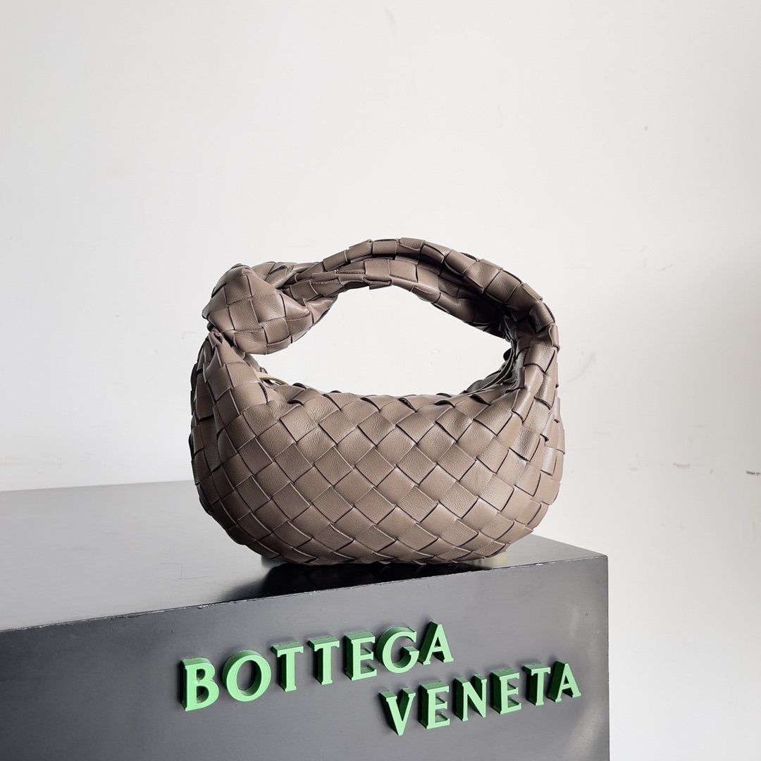 Bottega veneta͙.———最新款编织打结hobo \n    顶级小羊皮皮质很软，包形独特特别实用耐装，保留了传统的编织元素的同时多了几分张扬～ 采用羊皮手工编织制作 拉链开合 弧形无缝结构 搭配起来毫不费力 力荐  市场最高端欢迎来对比\n         【出厂均配全套包装】\nsize：xxcm。   型号：