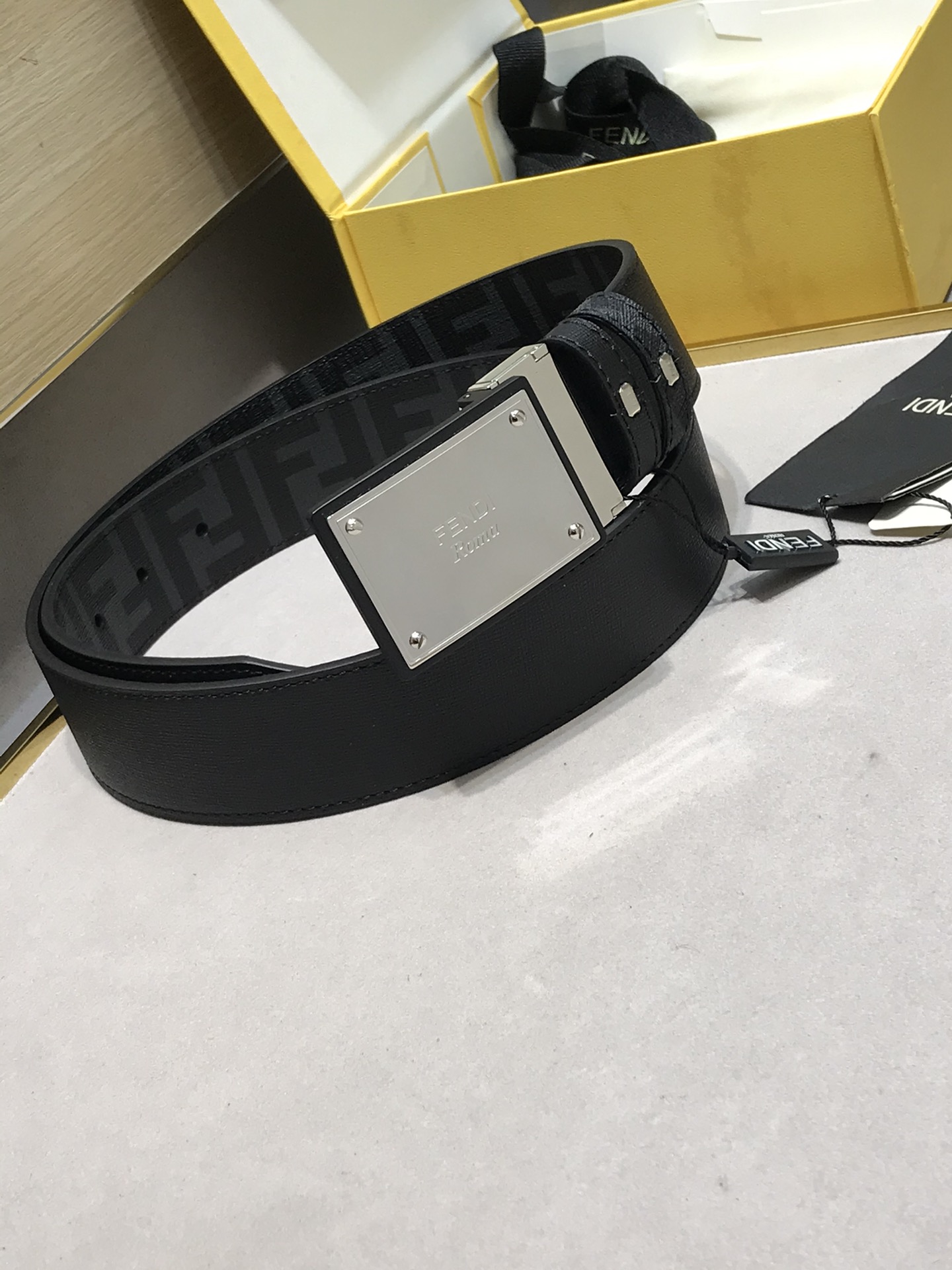 💯💯配送专柜包装 打孔针  宽38MM，原单进口双面头层牛皮，搭配原单钌钯电镀F扣，手感.油边近乎完美，