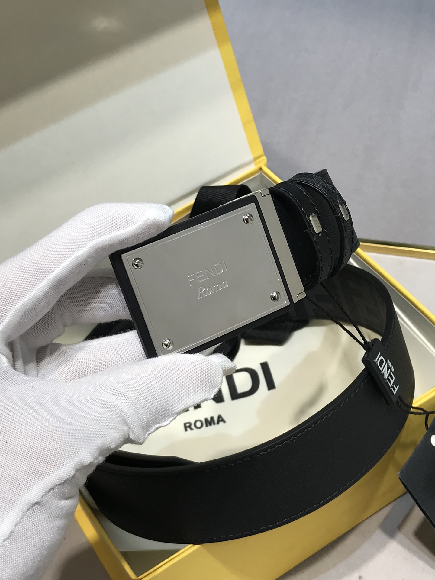 💯💯配送专柜包装 打孔针  宽38MM，原单进口双面头层牛皮，搭配原单钌钯电镀F扣，手感.油边近乎完美，