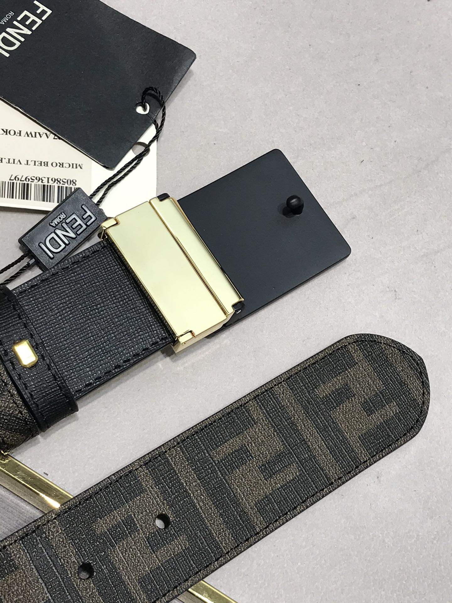 💯💯配送专柜包装 打孔针  宽38MM，原单进口双面头层牛皮，搭配原单钌钯电镀F扣，手感.油边近乎完美，