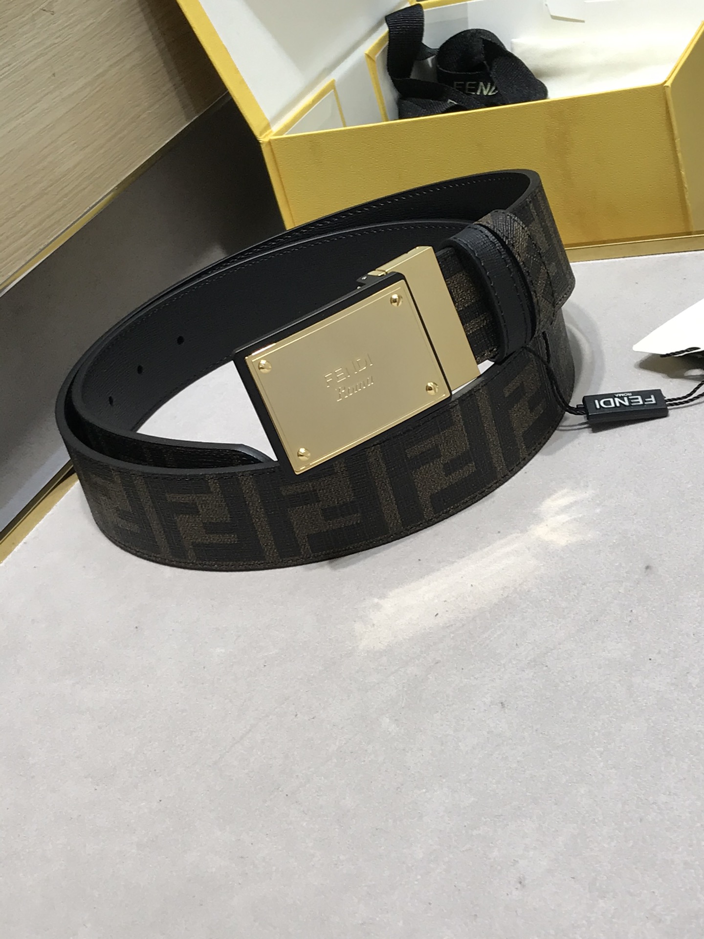 💯💯配送专柜包装 打孔针  宽38MM，原单进口双面头层牛皮，搭配原单钌钯电镀F扣，手感.油边近乎完美，