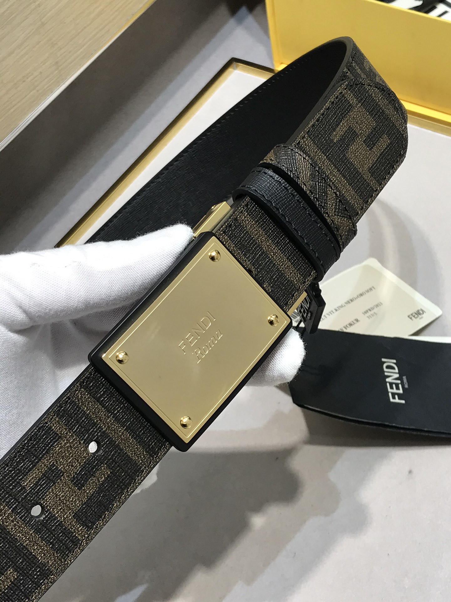 💯💯配送专柜包装 打孔针  宽38MM，原单进口双面头层牛皮，搭配原单钌钯电镀F扣，手感.油边近乎完美，