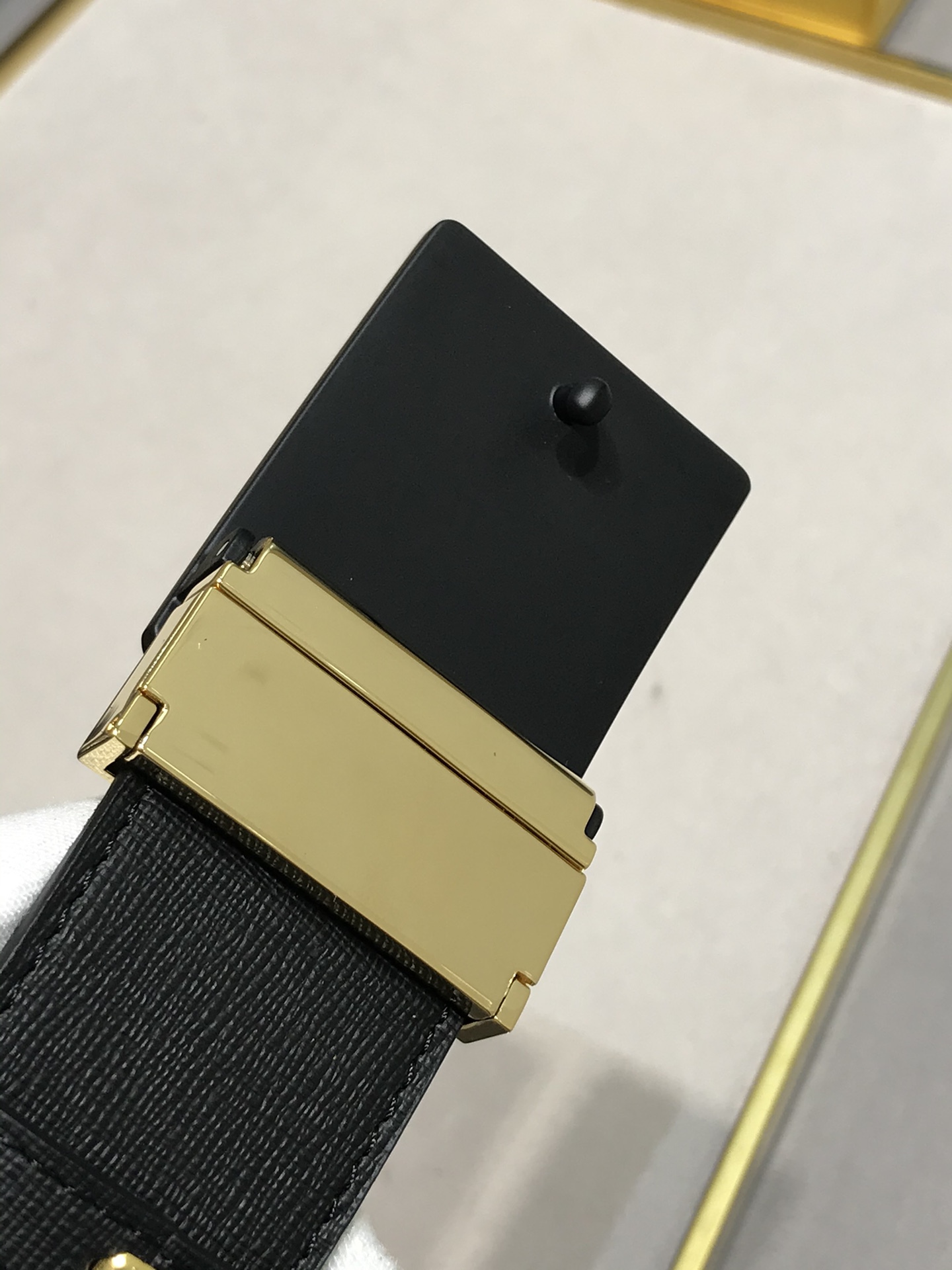 💯💯配送专柜包装 打孔针  宽38MM，原单进口双面头层牛皮，搭配原单钌钯电镀F扣，手感.油边近乎完美，