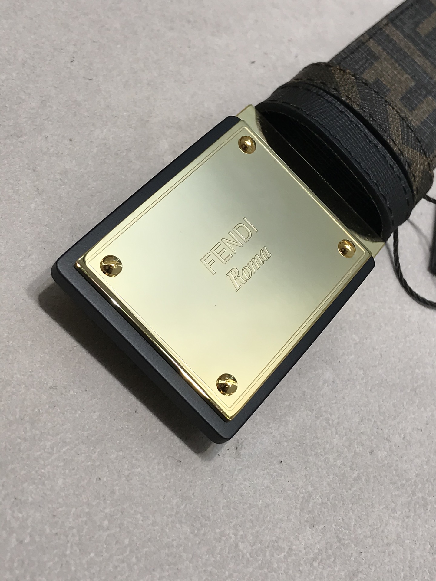 💯💯配送专柜包装 打孔针  宽38MM，原单进口双面头层牛皮，搭配原单钌钯电镀F扣，手感.油边近乎完美，