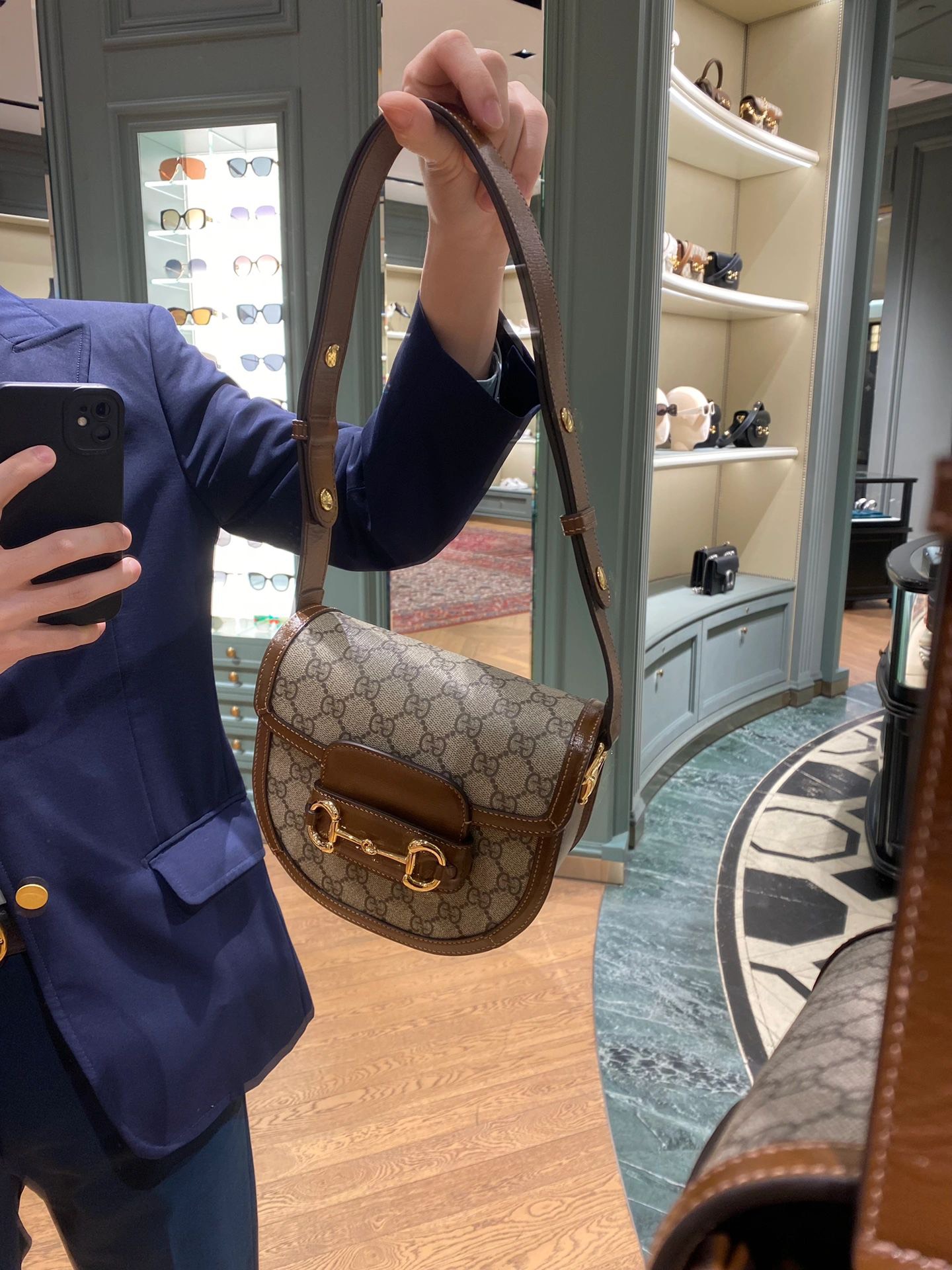 Gucci adjusts the long shoulder strap for an upper body effect, which is similar to other cross-body bags, but this one is smaller and cuter, and
