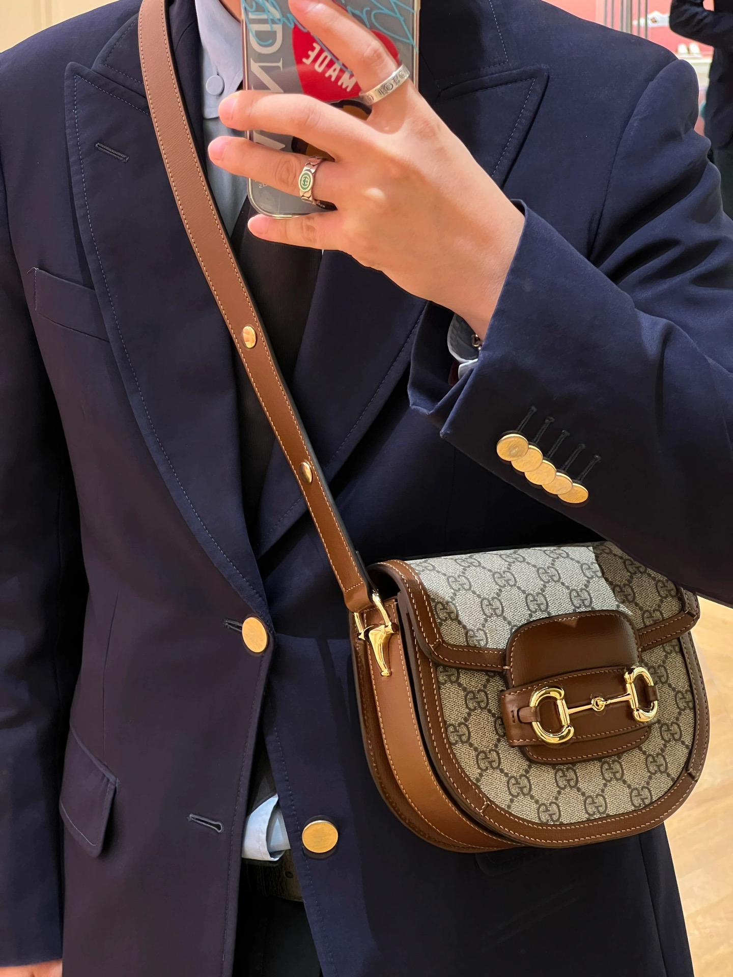 Gucci adjusts the long shoulder strap for an upper body effect, which is similar to other cross-body bags, but this one is smaller and cuter, and