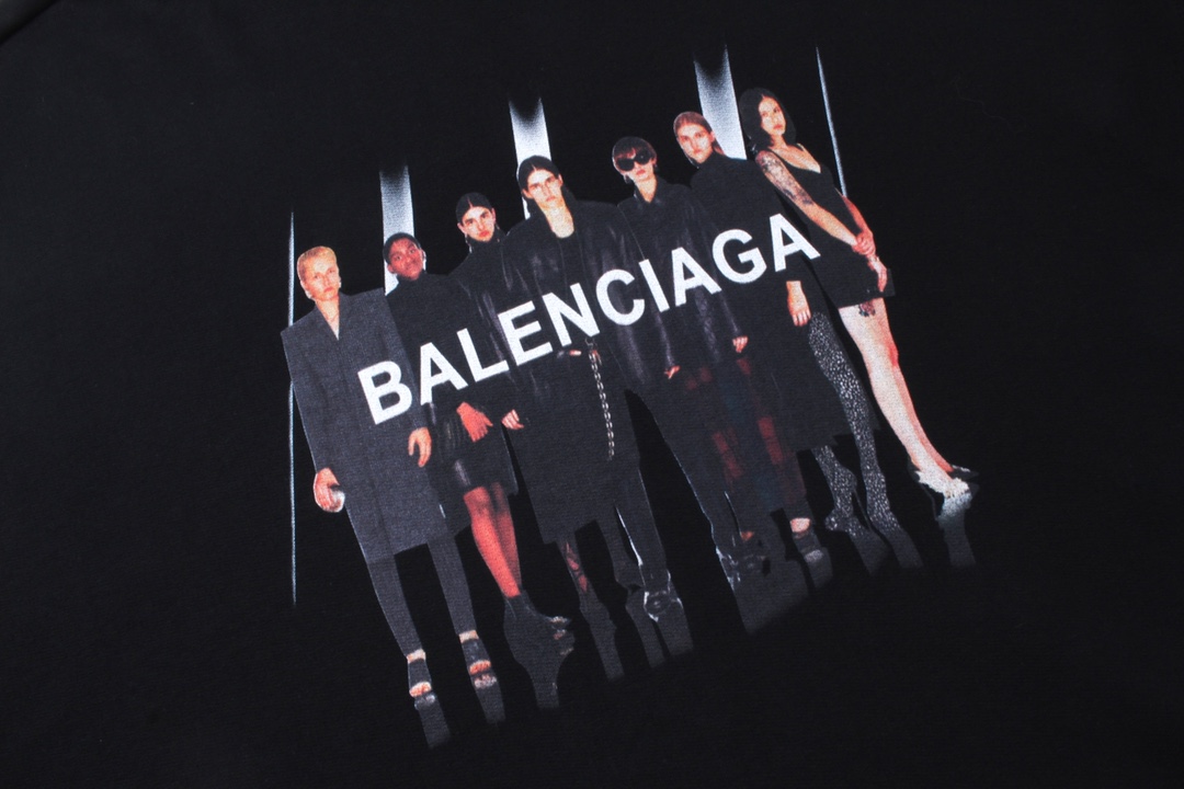 P140 细节图【顶级版本.官网品质】                                  BALENCI*GA/巴黎世家.经典款. 22SS#BALENCI*GA#人像乐队直喷印花连帽卫衣.砖柜同步.面料采用巴黎ZP定织定染全棉大卫衣.克重450克，布面干净.布纹清晰，柔软舒适。螺纹釆用定织定染无色差。经典图案采用康丽直喷印花，无手感，效果立体，还原砖柜 .版型釆用OS宽松落肩版型. 男女同款

颜色：黑色.白色.中灰色
尺码：XS  S  M  L