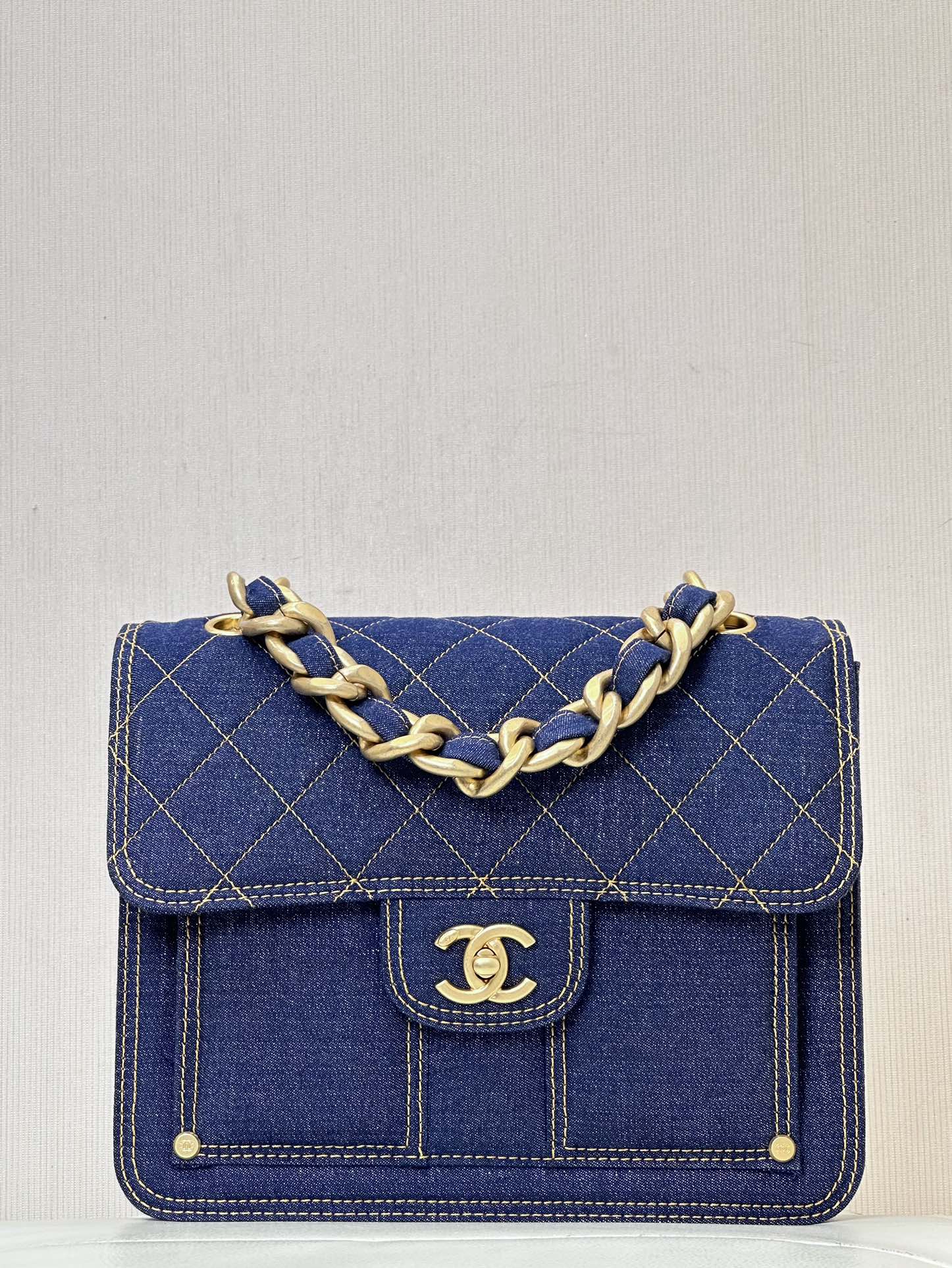 CHANEL 딥블루 데님 다이아몬드 퀼팅 더블 C 로고 체인 백팩 캠퍼스 스타일 - 최상급 품질
