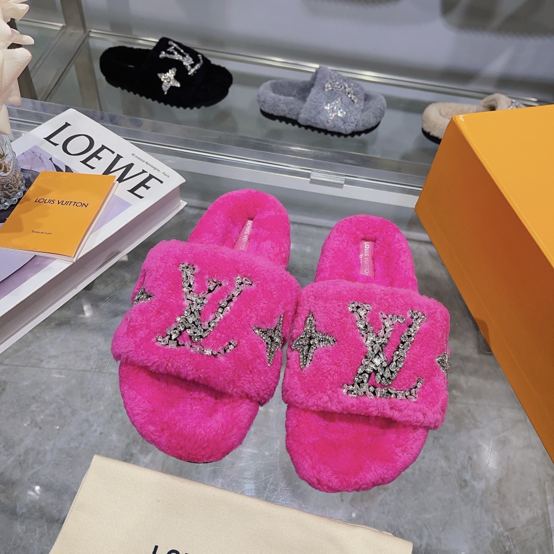 NO:475869,Hot style [LV hair drag] official website synchronizes the quality of the counter!  My family only makes full leather lamb wool factory. A giant trendy autumn and winter thick-soled hair drag. The 8-color series makes it a beautiful landscape. The super comfortable and luxurious wool texture makes your beauty more beautiful, confident and comfortable. It is very suitable for going out at home. 1: Fabric genuine leather lamb wool pure hand-stitched diamond 2: Inner genuine leather lamb wool 3: Foot-pad genuine leather lamb wool 4: Outsole wear-resistant, non-slip foaming outsole 5: Size 35–41, 16 colors available [Note 41 Customized] Collapse Delete Remove Shelf Download Refresh Top Edit, Furry Shoes and Slippers, louis vuitton, slippers19860909热潮款【LV毛拖】官网同步专柜品质！我家只做全真皮羊羔毛 工厂 一款巨型潮流的秋冬厚底毛拖,8色系列让它成为了一道靓丽的风景线,超舒服、奢华的羊毛质感让你的美足更加美丽、信心、舒心十足,非常适合居家外出皆宜的必备品, 1:面料真皮羊羔毛纯手工缝钻 2:内里真皮羊羔毛 3:垫脚真皮羊羔毛 4:大底耐磨防滑发泡大底 5:码数35–41码,16色可选【注41订做】 收起   详情 删除 下架 下载 刷新 置顶 编辑,毛毛鞋拖鞋,louis vuitton,slippers,Women's Shoes