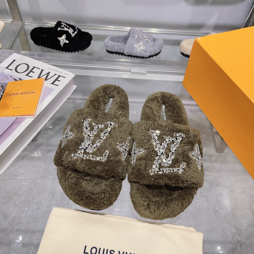 NO:475882,Hot style [LV hair drag] official website synchronizes the quality of the counter!  My family only makes full leather lamb wool factory. A giant trendy autumn and winter thick-soled hair drag. The 8-color series makes it a beautiful landscape. The super comfortable and luxurious wool texture makes your beauty more beautiful, confident and comfortable. It is very suitable for going out at home. 1: Fabric genuine leather lamb wool pure hand-stitched diamond 2: Inner genuine leather lamb wool 3: Foot-pad genuine leather lamb wool 4: Outsole wear-resistant, non-slip foaming outsole 5: Size 35–41, 16 colors available [Note 41 Customized] Collapse Delete Remove Shelf Download Refresh Top Edit, Furry Shoes and Slippers, louis vuitton, slippers19860909热潮款【LV毛拖】官网同步专柜品质！我家只做全真皮羊羔毛 工厂 一款巨型潮流的秋冬厚底毛拖,8色系列让它成为了一道靓丽的风景线,超舒服、奢华的羊毛质感让你的美足更加美丽、信心、舒心十足,非常适合居家外出皆宜的必备品, 1:面料真皮羊羔毛纯手工缝钻 2:内里真皮羊羔毛 3:垫脚真皮羊羔毛 4:大底耐磨防滑发泡大底 5:码数35–41码,16色可选【注41订做】 收起   详情 删除 下架 下载 刷新 置顶 编辑,毛毛鞋拖鞋,louis vuitton,slippers,Women's Shoes