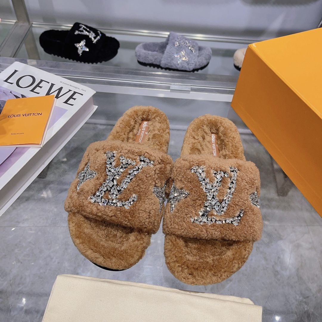 NO:475894,Hot style [LV hair drag] official website synchronizes the quality of the counter!  My family only makes full leather lamb wool factory. A giant trendy autumn and winter thick-soled hair drag. The 8-color series makes it a beautiful landscape. The super comfortable and luxurious wool texture makes your beauty more beautiful, confident and comfortable. It is very suitable for going out at home. 1: Fabric genuine leather lamb wool pure hand-stitched diamond 2: Inner genuine leather lamb wool 3: Foot-pad genuine leather lamb wool 4: Outsole wear-resistant, non-slip foaming outsole 5: Size 35–41, 16 colors available [Note 41 Customized] Collapse Delete Remove Shelf Download Refresh Top Edit, Furry Shoes and Slippers, louis vuitton, slippers19860909热潮款【LV毛拖】官网同步专柜品质！我家只做全真皮羊羔毛 工厂 一款巨型潮流的秋冬厚底毛拖,8色系列让它成为了一道靓丽的风景线,超舒服、奢华的羊毛质感让你的美足更加美丽、信心、舒心十足,非常适合居家外出皆宜的必备品, 1:面料真皮羊羔毛纯手工缝钻 2:内里真皮羊羔毛 3:垫脚真皮羊羔毛 4:大底耐磨防滑发泡大底 5:码数35–41码,16色可选【注41订做】 收起   详情 删除 下架 下载 刷新 置顶 编辑,毛毛鞋拖鞋,louis vuitton,slippers,Women's Shoes