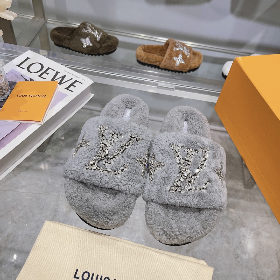 NO:475889,Hot style [LV hair drag] official website synchronizes the quality of the counter!  My family only makes full leather lamb wool factory. A giant trendy autumn and winter thick-soled hair drag. The 8-color series makes it a beautiful landscape. The super comfortable and luxurious wool texture makes your beautiful feet more beautiful, confident and comfortable. It is very suitable for going out at home. 1: Fabric genuine leather lamb wool pure hand-stitched diamond 2: Inner genuine leather lamb wool 3: Foot-pad genuine leather lamb wool 4: Outsole wear-resistant, non-slip foaming outsole 5: Size 35–41, 8 colors available [Note 41 Customized] Collapse Delete Remove Shelves Download Refresh Top Edit, Furry Shoes and Slippers, louis vuitton, slippers19860909热潮款【LV毛拖】官网同步专柜品质！我家只做全真皮羊羔毛 工厂 一款巨型潮流的秋冬厚底毛拖,8色系列让它成为了一道靓丽的风景线,超舒服、奢华的羊毛质感让你的美足更加美丽、信心、舒心十足,非常适合居家外出皆宜的必备品, 1:面料真皮羊羔毛纯手工缝钻 2:内里真皮羊羔毛 3:垫脚真皮羊羔毛 4:大底耐磨防滑发泡大底 5:码数35–41码,8色可选【注41订做】 收起   详情 删除 下架 下载 刷新 置顶 编辑,毛毛鞋拖鞋,louis vuitton,slippers,Women's Shoes