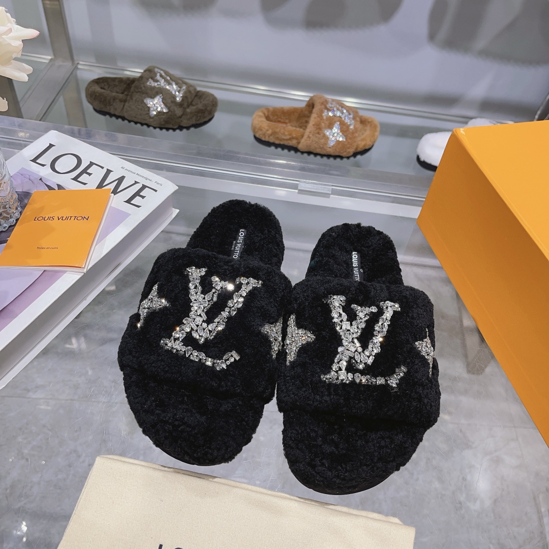 NO:475839,Hot style [LV hair drag] official website synchronizes the quality of the counter!  My family only makes full leather lamb wool factory. A giant trendy autumn and winter thick-soled hair drag. The 8-color series makes it a beautiful landscape. The super comfortable and luxurious wool texture makes your beauty more beautiful, confident and comfortable. It is very suitable for going out at home. 1: Fabric genuine leather lamb wool pure hand-stitched diamond 2: Inner genuine leather lamb wool 3: Foot-pad genuine leather lamb wool 4: Outsole wear-resistant, non-slip foaming outsole 5: Size 35–41, 8 colors available [Note 41 Customized] Collapse Delete Remove Shelves Download Refresh Top Edit, Furry Shoes and Slippers, louis vuitton, slippers19860909热潮款【LV毛拖】官网同步专柜品质！我家只做全真皮羊羔毛 工厂 一款巨型潮流的秋冬厚底毛拖,8色系列让它成为了一道靓丽的风景线,超舒服、奢华的羊毛质感让你的美足更加美丽、信心、舒心十足,非常适合居家外出皆宜的必备品, 1:面料真皮羊羔毛纯手工缝钻 2:内里真皮羊羔毛 3:垫脚真皮羊羔毛 4:大底耐磨防滑发泡大底 5:码数35–41码,8色可选【注41订做】 收起   详情 删除 下架 下载 刷新 置顶 编辑,毛毛鞋拖鞋,louis vuitton,slippers,Women's Shoes