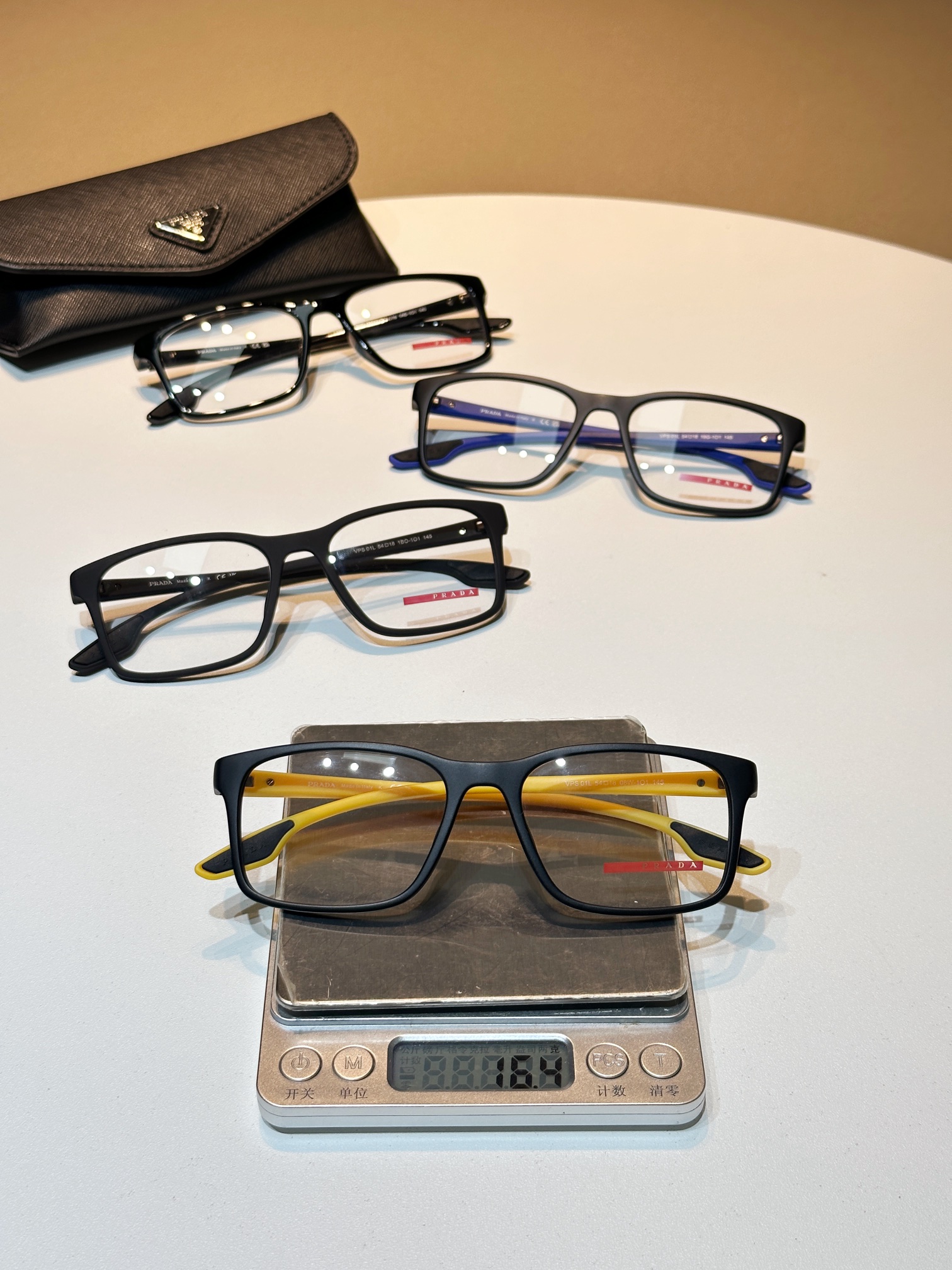 It is ultra-light and only weighs 16.4 grams, making it more comfortable to wear on the face. PRADA VPS 01L