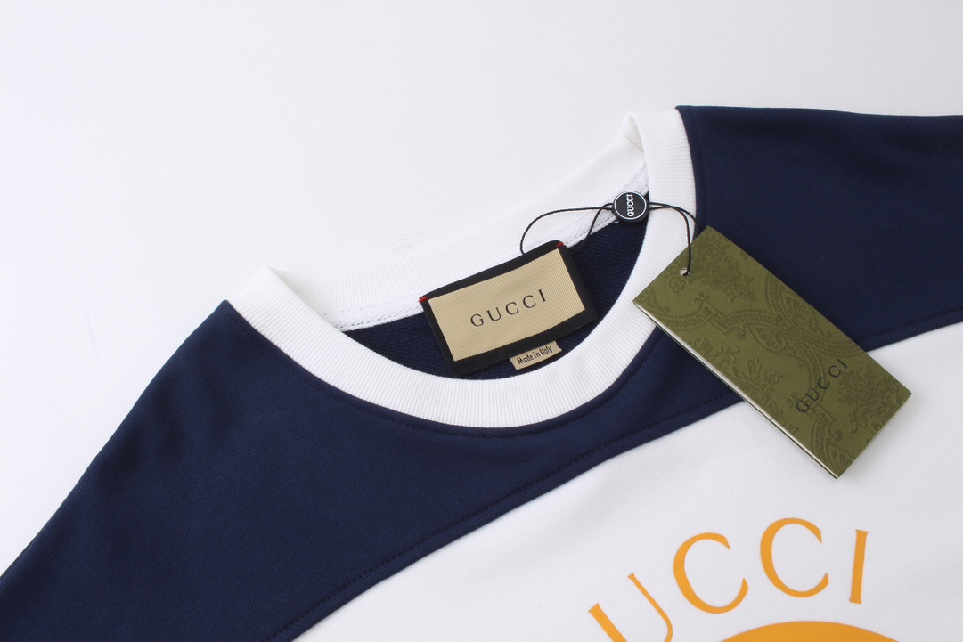 💰 120细节图【顶级版本.官网品质】 #Gucci古驰##运动##复古#Gucci25最新拼接复古运动风格卫衣，官方原版,定制32支双纱纯棉大卫衣面料，克重460g，手感松软细腻又比一般棉布料扎实，舒适透气不易变形，采用进口纳米印花，精密网版让印花更为立体清晰细致，原版辅料一比一三标齐全，人工手缝织唛，还原专柜，区别市场通货，宽松版型，男女同款，官网品质 码数：XS - L 颜色：蓝白拼接