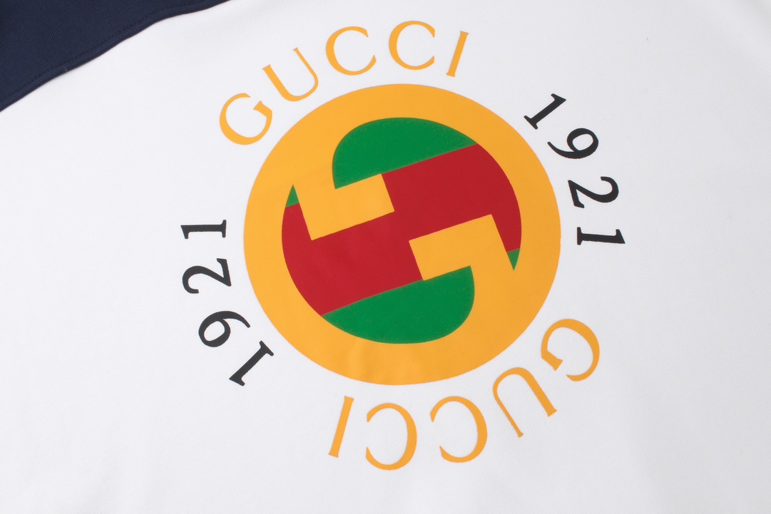 💰 120细节图【顶级版本.官网品质】 #Gucci古驰##运动##复古#Gucci25最新拼接复古运动风格卫衣，官方原版,定制32支双纱纯棉大卫衣面料，克重460g，手感松软细腻又比一般棉布料扎实，舒适透气不易变形，采用进口纳米印花，精密网版让印花更为立体清晰细致，原版辅料一比一三标齐全，人工手缝织唛，还原专柜，区别市场通货，宽松版型，男女同款，官网品质 码数：XS - L 颜色：蓝白拼接