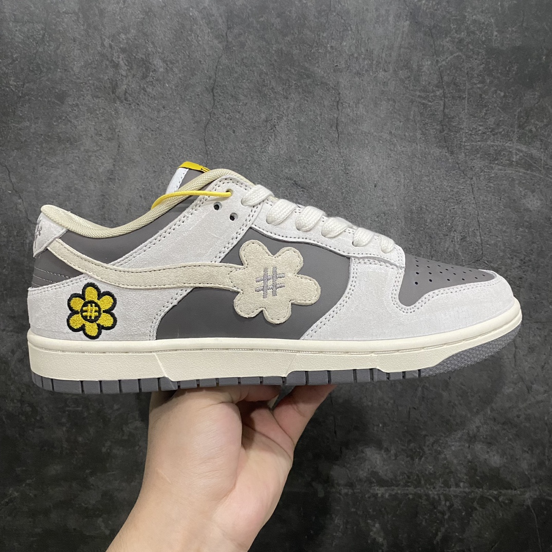 【纯原版本】DJ Soda同款,花花图案2023ss限定！新晋小众潮牌-WTP/Water The Plant 1.0 Dunk Low\”Shroom\”太阳花笑脸系列低帮休闲运动滑板板鞋“摩卡棕黑太阳花” 货号：WTP028n#全新更新数据窄楦翘头版型n#采用固色猪巴革组合牛剖皮鞋面材质n#缜密拉帮中底布n#鞋垫嵌EVA缓震物料及背胶n#全新窄版翘头耐磨橡胶大底❗️ 尺码：35.5 36 36.5 37.5 38 38.5 39 40 40.5 41 42 42.5 43 44 44.5 45-莆田鞋批发中心