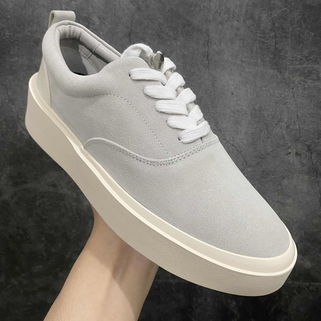 图片[3]-【莞产顶级】敬畏上帝/Fear of God FOG 101 Low Top Sneaker低帮板鞋 浅灰米白色欧美范儿必备 洛杉矶街头奢牌n平底低帮增高系带百搭休闲运动板鞋附赠精致鞋带与配防尘袋配件采用翻毛皮与牛剖革鞋面材质 外置耐磨橡胶大底 货号：SR18-7000-SUE-010 Size：39-45-莆田鞋批发中心