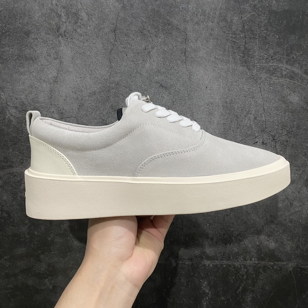 【莞产顶级】敬畏上帝/Fear of God FOG 101 Low Top Sneaker低帮板鞋 浅灰米白色欧美范儿必备 洛杉矶街头奢牌n平底低帮增高系带百搭休闲运动板鞋附赠精致鞋带与配防尘袋配件采用翻毛皮与牛剖革鞋面材质 外置耐磨橡胶大底 货号：SR18-7000-SUE-010 Size：39-45-莆田鞋批发中心