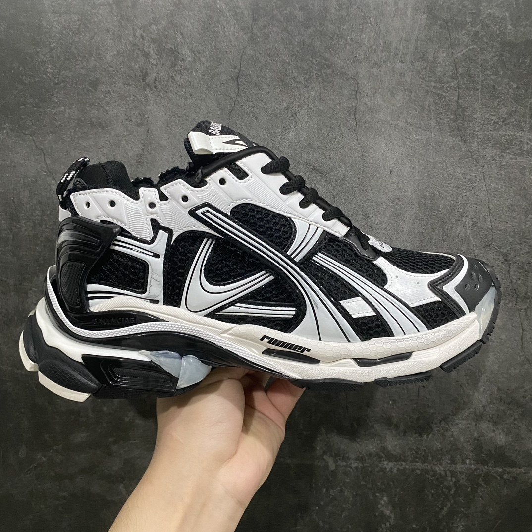 【VG版本】BALENCIAGA Runnern巴黎世家七代 黑白色nn此系列是通过溢胶、做旧、缝线等细节 展示了设计师 Demna 的运动鞋风格 用一双「旧鞋」传递复古感 后侧板、翘起的鞋头 则展示了 Demna 在结构上的未来构想 原装大盒从里到外一切百分百还原官方配置 顶级专供碾压一切版本 尺码：35 36 37 38 39 40 41 42 43 44 45 46-莆田鞋批发中心