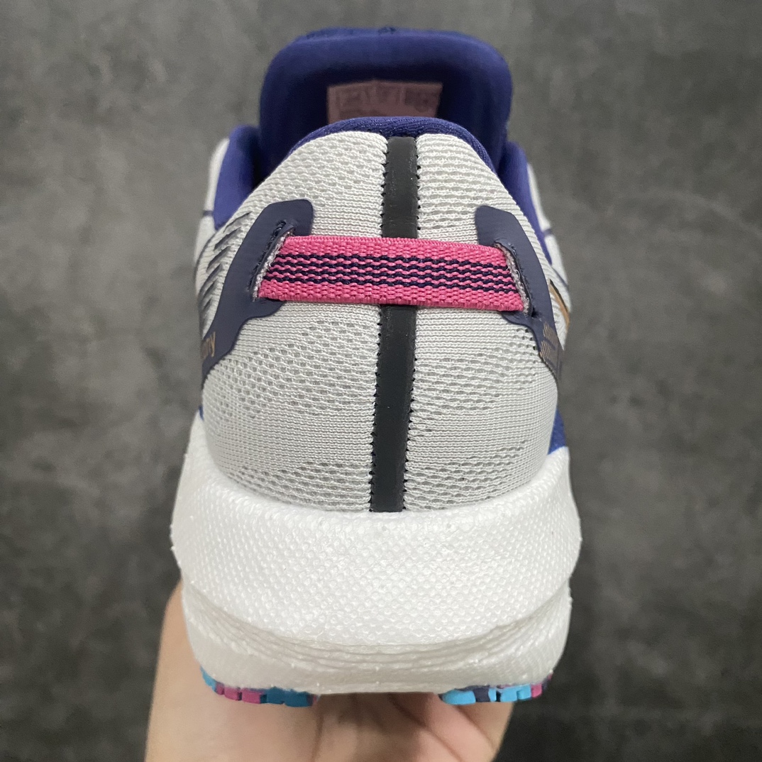 图片[4]-【纯原版】Saucony Triumph 20 索康尼胜利20代旗舰级缓震型跑鞋市场最高版本 区别市场通货真爆版本灰金n大底为PWRRUN+高弹缓震泡棉材质,兼具软和弹的性能，舒适踩S感，并非市场便宜版本的超软真爆底，鞋型立体直挺有型不软踏，中底带钢印，超高清洁度，硬质大鞋盒，非市场节约成本的小薄鞋盒，一分钱一分货！n此款性能相比前几代再升级：鞋面采用全新升级的工学网设计 贴合脚部更透气 中底部分使用最新的PWRRUN+材质 搭配PWRRUN+鞋垫使中底的大幅加厚 10mm坡差进一步提供缓震、回弹性能 内底则采用了FORMFIT动态适应系统 动态契合脚型 提升包裹性和舒适性 提供更卓越的动态回馈体验 XT-900橡胶大底 可提供良好的抓地力和较强抗磨性能 SIZE：36 36.5 37.5 38 38.5 39 40 40.5 41 42 42.5 43 44 44.5 45-莆田鞋批发中心